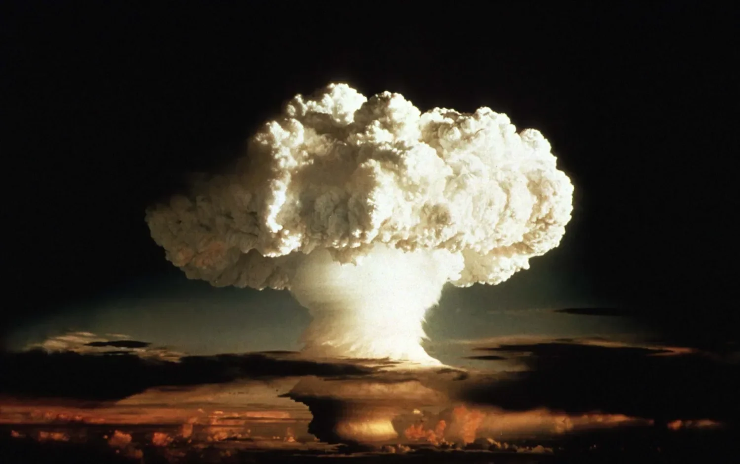 La gigantesca nube en forma de hongo de la prueba Castle Bravo, detonada en 1954 sobre el atolón Bikini, en las Islas Marshall.