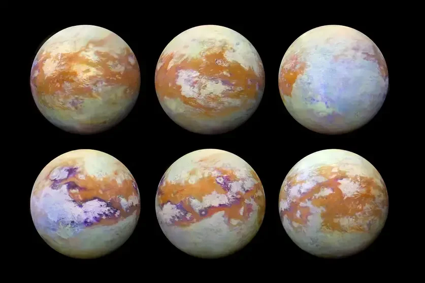 Mosaico global de Titán elaborado a partir de observaciones de la misión Cassini. Bajo su densa atmósfera rica en nitrógeno y metano se esconden dunas gigantes, regiones heladas y depósitos de compuestos orgánicos complejos.