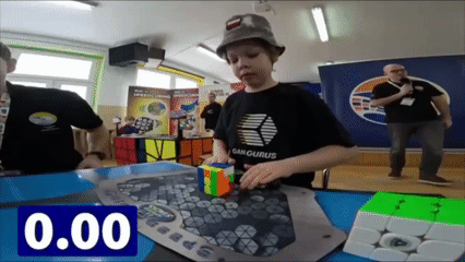 Un niño resuelve el cubo de Rubik en 2,76 segundos
