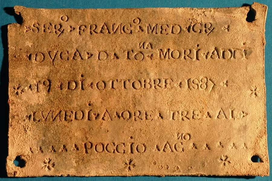 Placa original de la tumba de Francisco I de Médici, que fallecido el 19 de octubre de 1587. Más de cuatro siglos después de su entierro, el análisis de ADN antiguo extraído de sus restos ha confirmado que el gran duque de Toscana murió de malaria.
