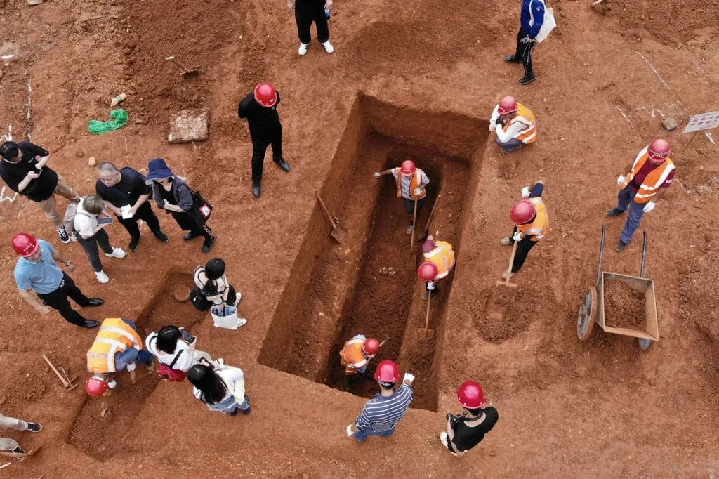 Un equipo de arqueólogos excava una de las 42 tumbas antiguas descubiertas el 28 de mayo de 2021 durante unas obras en la Escuela Secundaria Hunan Dizhi, en la ciudad china de Changsha.