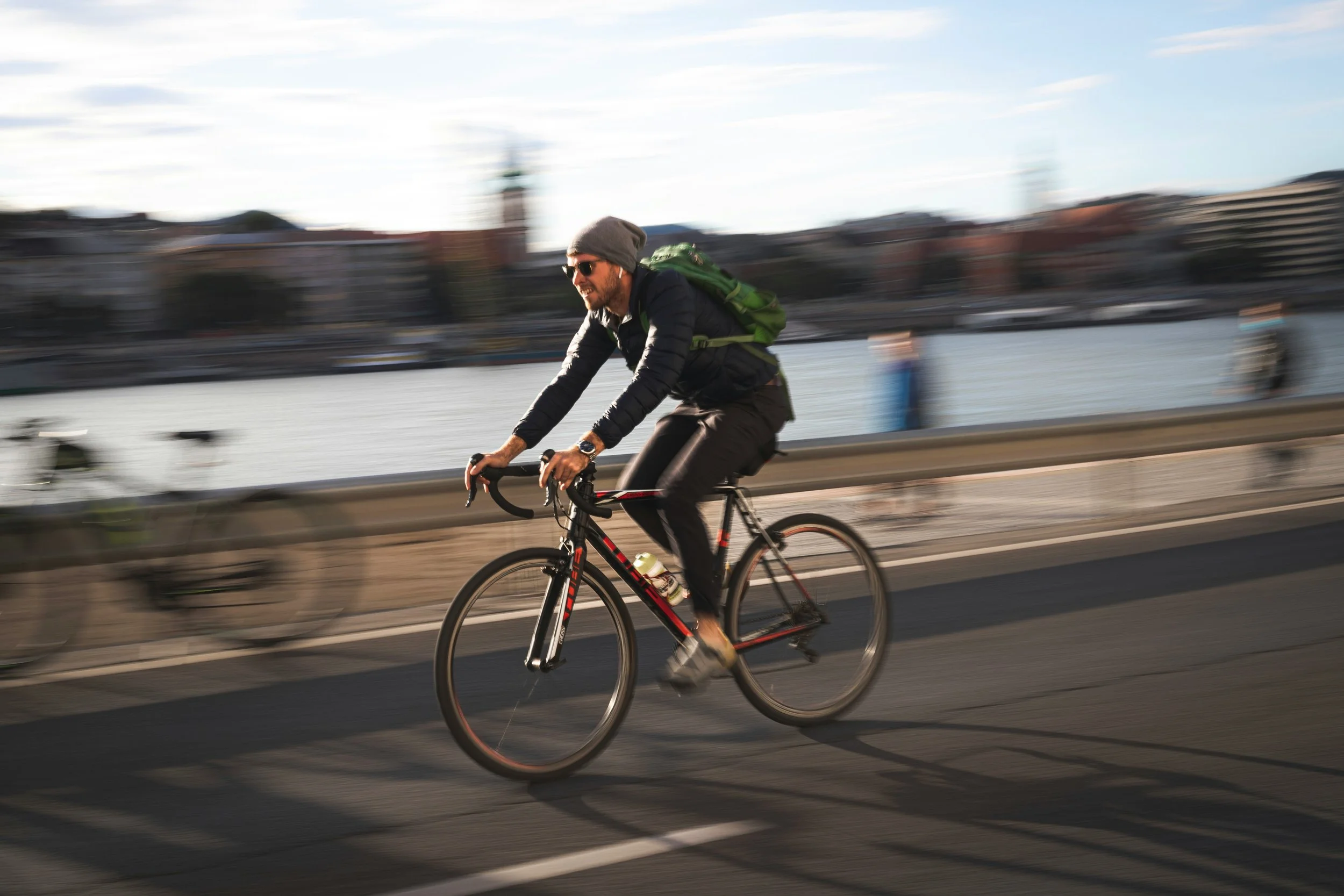 Frente a los cambios masivos observados tras los esprints, 90 minutos de ciclismo moderado alteraron inmediatamente solo siete proteínas, aunque su respuesta metabólica aumentó durante las horas posteriores