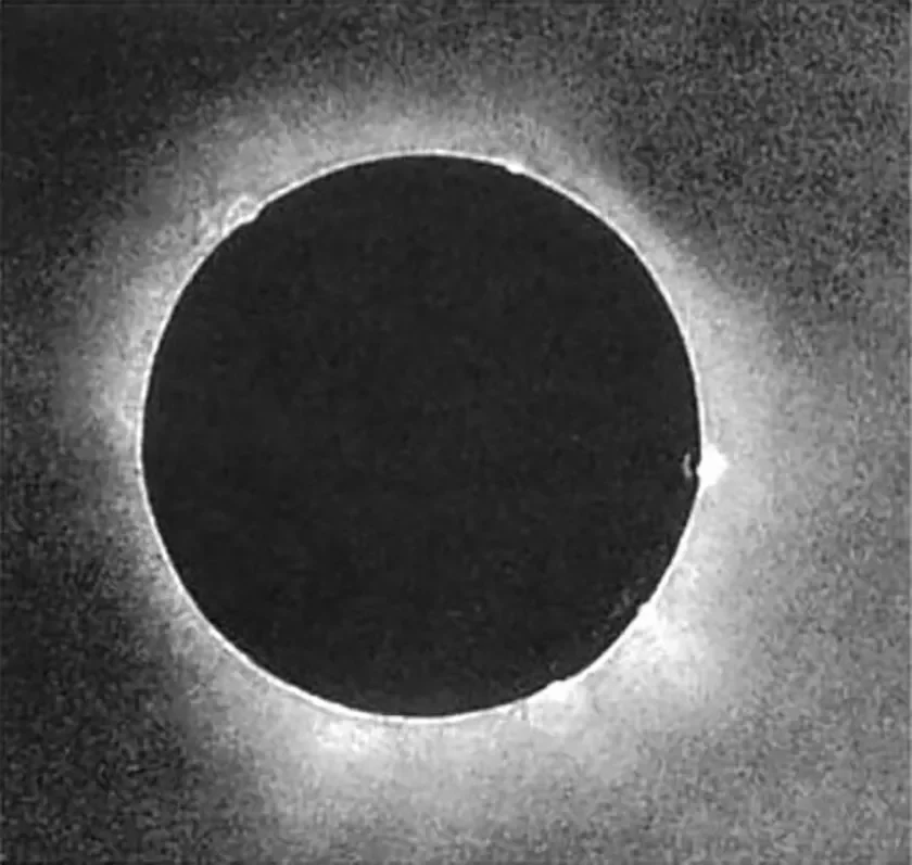La primera fotografía conocida de un eclipse total de Sol, obtenida por Johann Julius Friedrich Berkowski el 28 de julio de 1851 desde el Observatorio Real de Königsberg, en Prusia (actual Kaliningrado, Rusia).