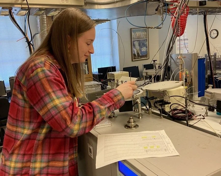 Holly Rucker, doctoranda en el laboratorio de Betül Kaçar, trabaja con una muestra del microbio fijador de nitrógeno Azotobacter vinelandii, utilizado para estudiar el funcionamiento de enzimas ancestrales en organismos actuales.