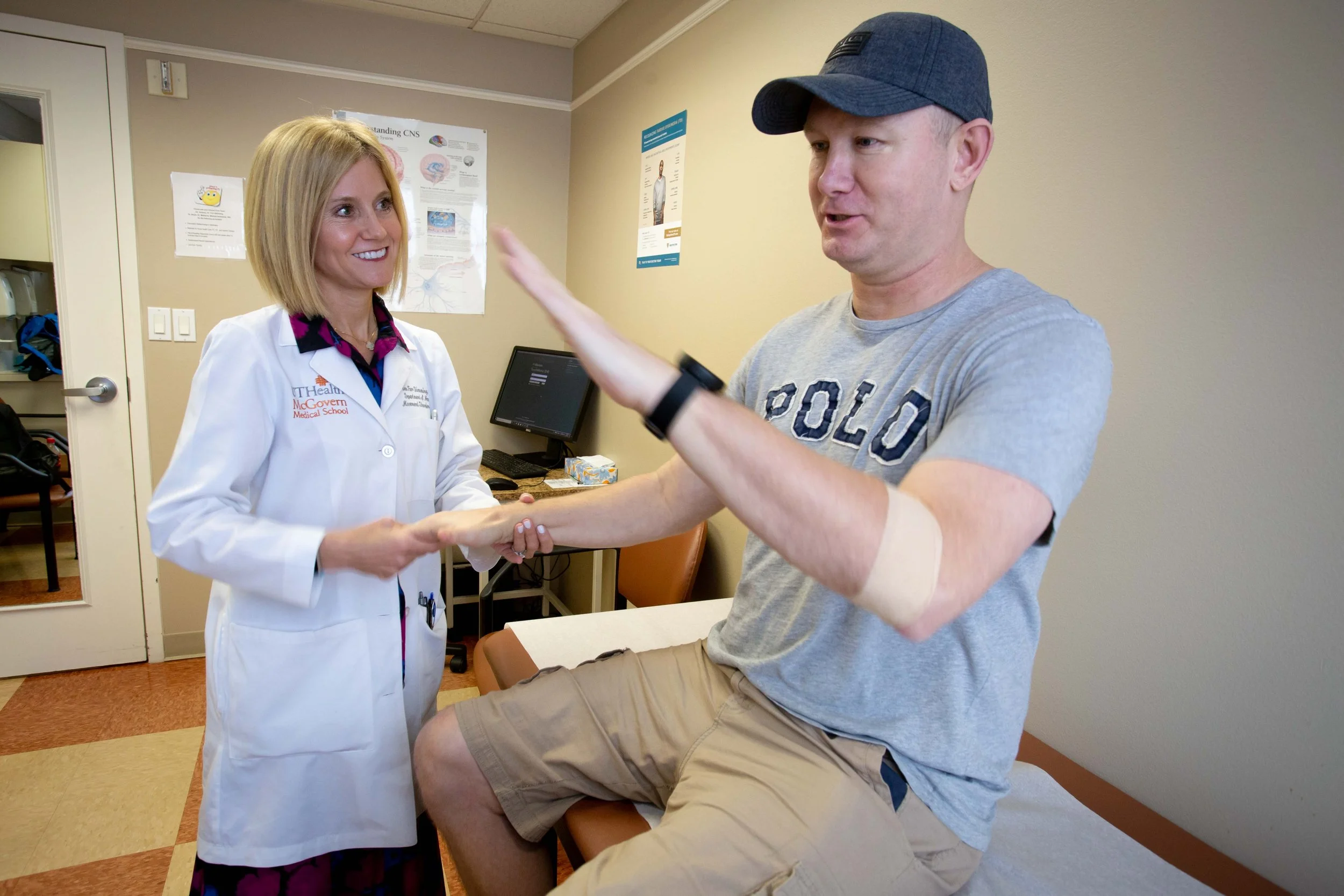 La neuróloga Erin Furr Stimming examina a un paciente en el Centro de Excelencia para la Enfermedad de Huntington de UTHealth Houston Neurosciences.