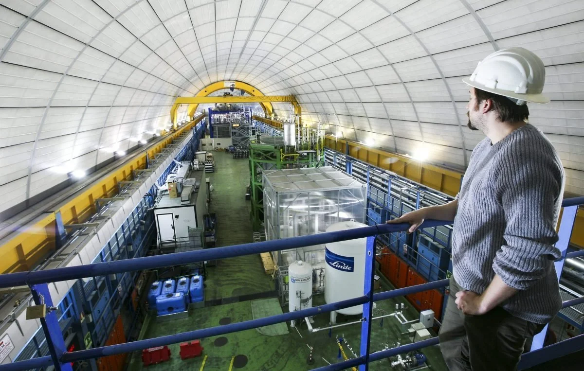 Los Laboratorios Nacionales del Gran Sasso, situados bajo unos 1.400 metros de roca en Italia, ofrecen uno de los entornos más protegidos del planeta frente a los rayos cósmicos y otras fuentes de radiación.
