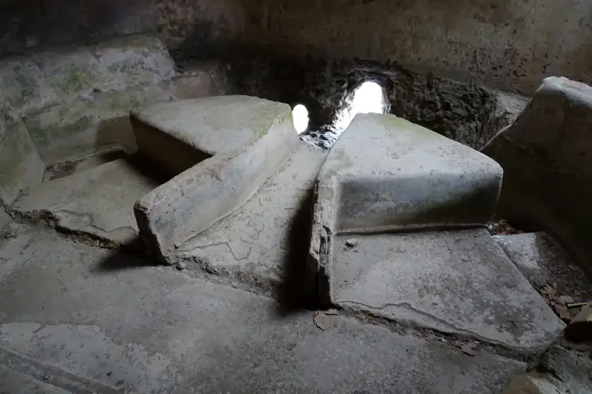 Interior del castellum aquae, el depósito de agua del acueducto de Pompeya, clave para garantizar un suministro de agua más abundante y regular tras la llegada de la ingeniería romana.