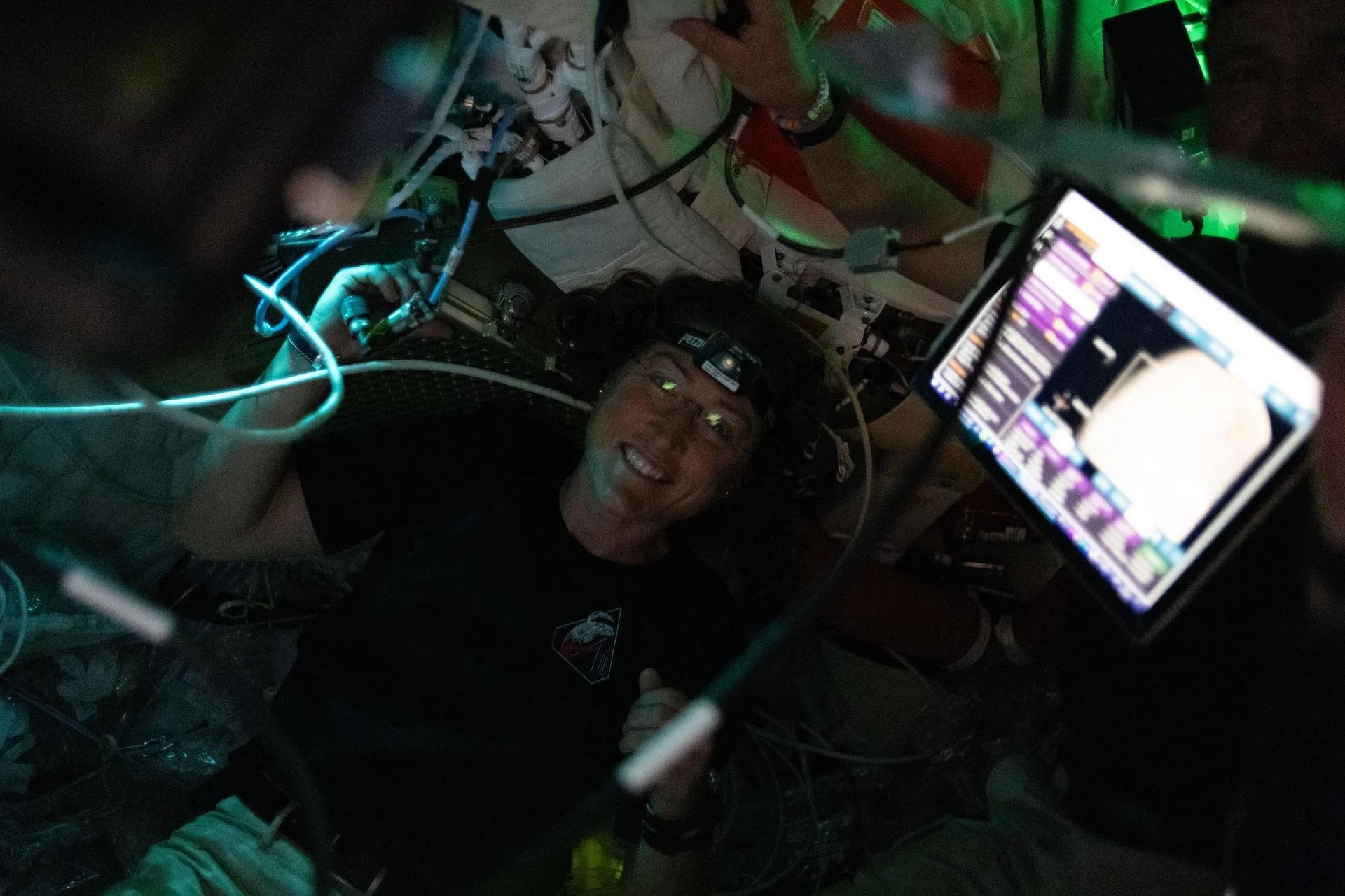 La astronauta Christina Koch trabaja a bordo de la nave Orion durante el sobrevuelo lunar de Artemis II, donde la tripulación realizó observaciones científicas desde las ventanas de la cápsula a pocos miles de kilómetros de la superficie de la Luna.