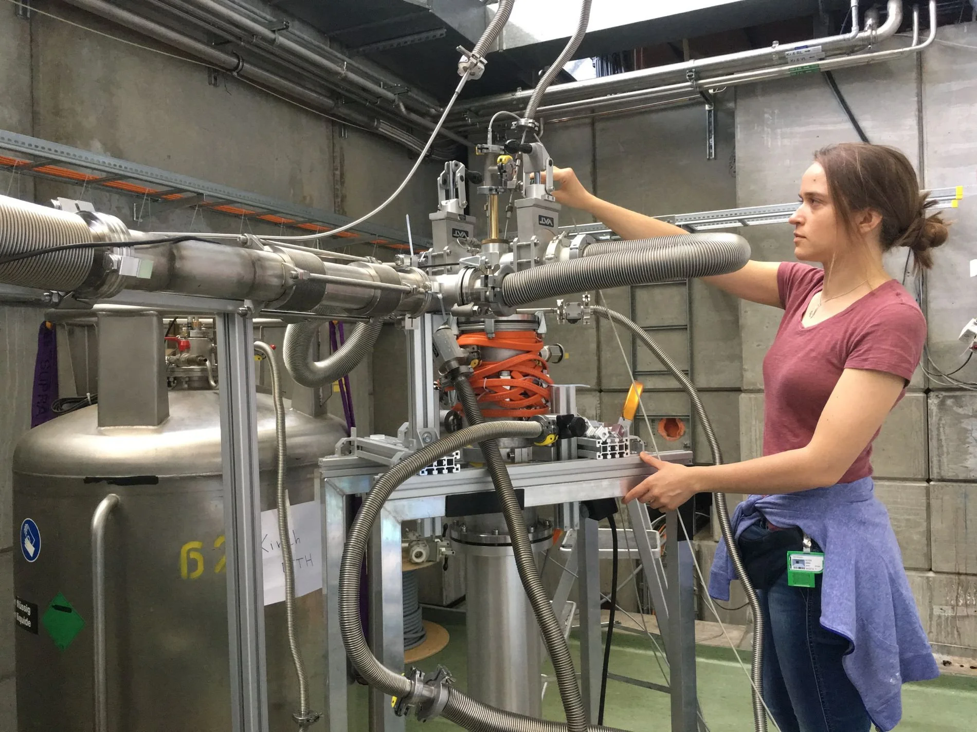 La física Anna Soter, de la ETH de Zúrich y el Instituto Paul Scherrer, trabaja en el montaje experimental destinado a estudiar el comportamiento del muonio y comprobar cómo actúa la gravedad sobre esta materia exótica.