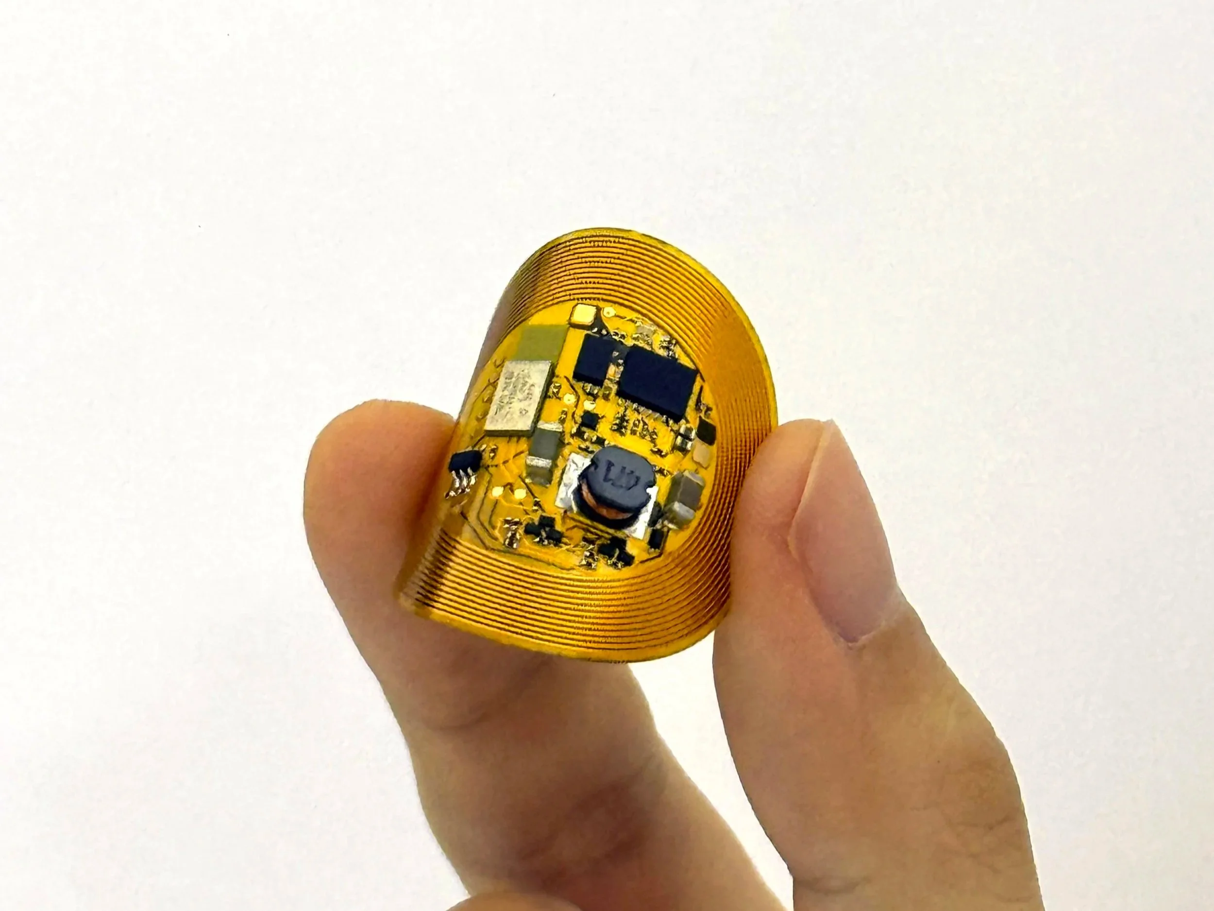 Prototipo del parche electrocéutico inalámbrico, diseñado para administrar estimulación personalizada contra el dolor.