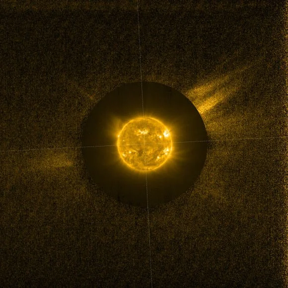 La corona solar, captada en luz ultravioleta extrema por el instrumento EUI de Solar Orbiter, se prolonga millones de kilómetros y libera el plasma que acaba convirtiéndose en viento solar.