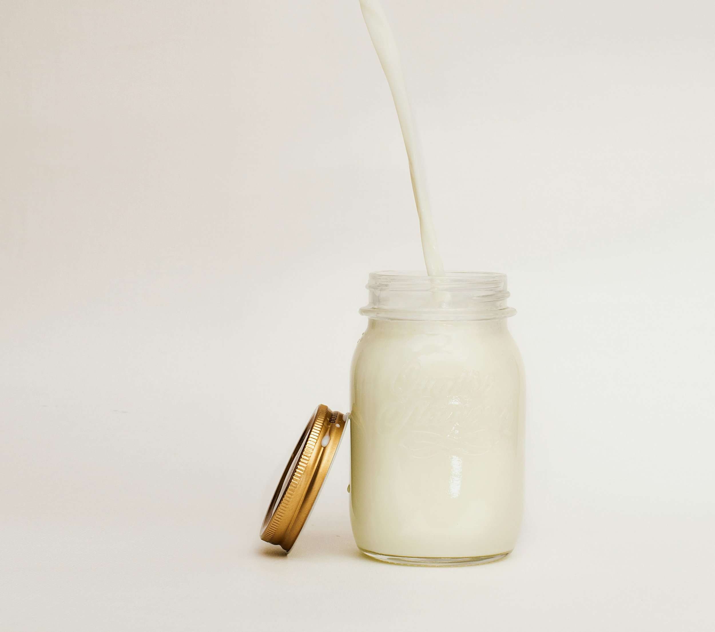 La leche materna contiene nutrientes, anticuerpos, oligosacáridos y otros compuestos bioactivos esenciales para el desarrollo del bebé.