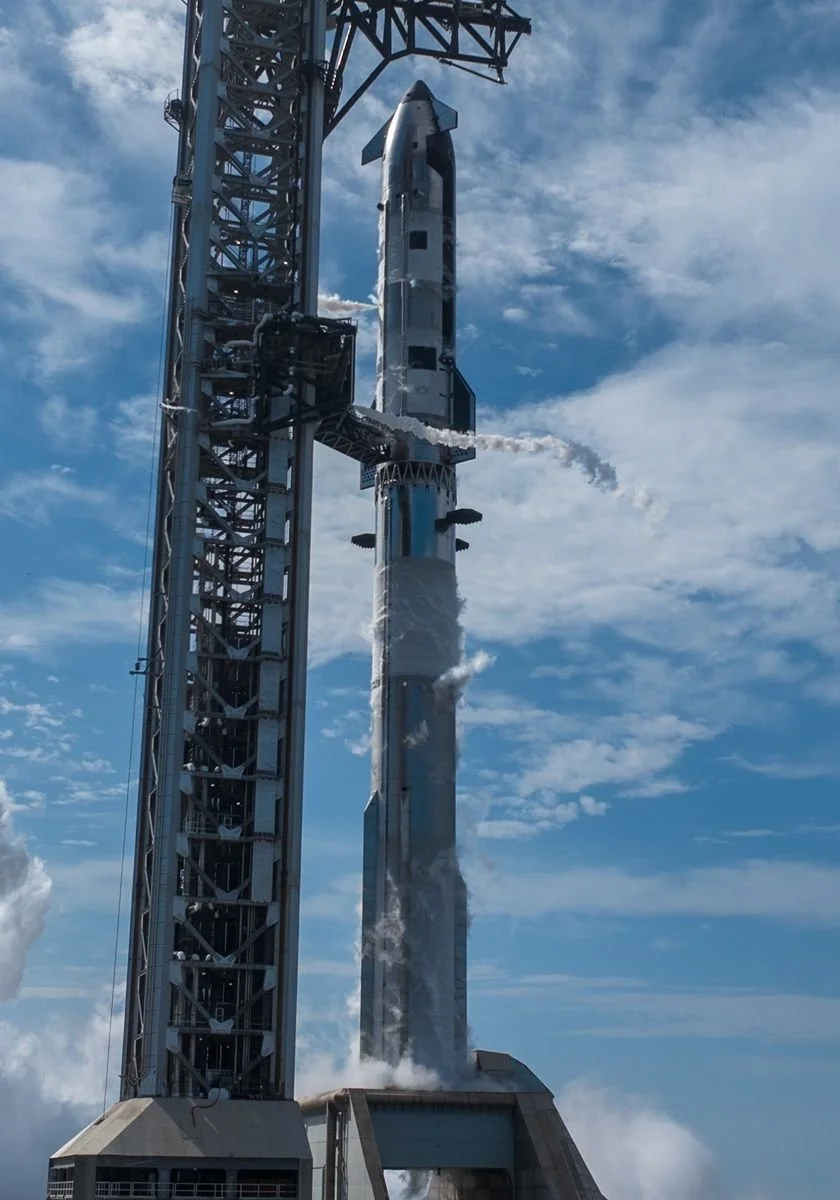 La nueva Starship V3 sobre la plataforma de lanzamiento de Starbase, en Texas. El sistema de SpaceX alcanza los 124 metros de altura y se convertirá, si despega con éxito, en el cohete más alto y potente de la historia.