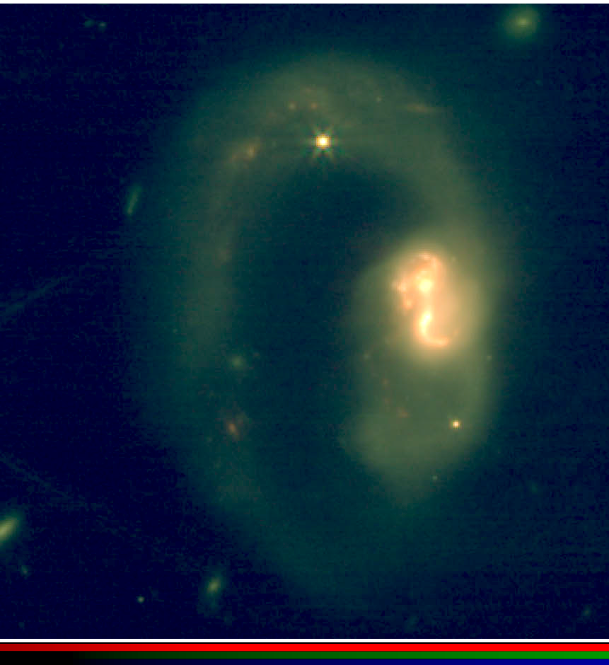 Imagen en falso color de la galaxia ultraluminosa IRAS 07251–0248 obtenida con la cámara NIRCam del James Webb, a partir de la combinación de exposiciones en distintos filtros infrarrojos