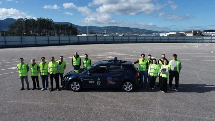 Miembros del proyecto Remote Driver, junto al vehículo utilizado en las pruebas de conducción a distancia en Galicia