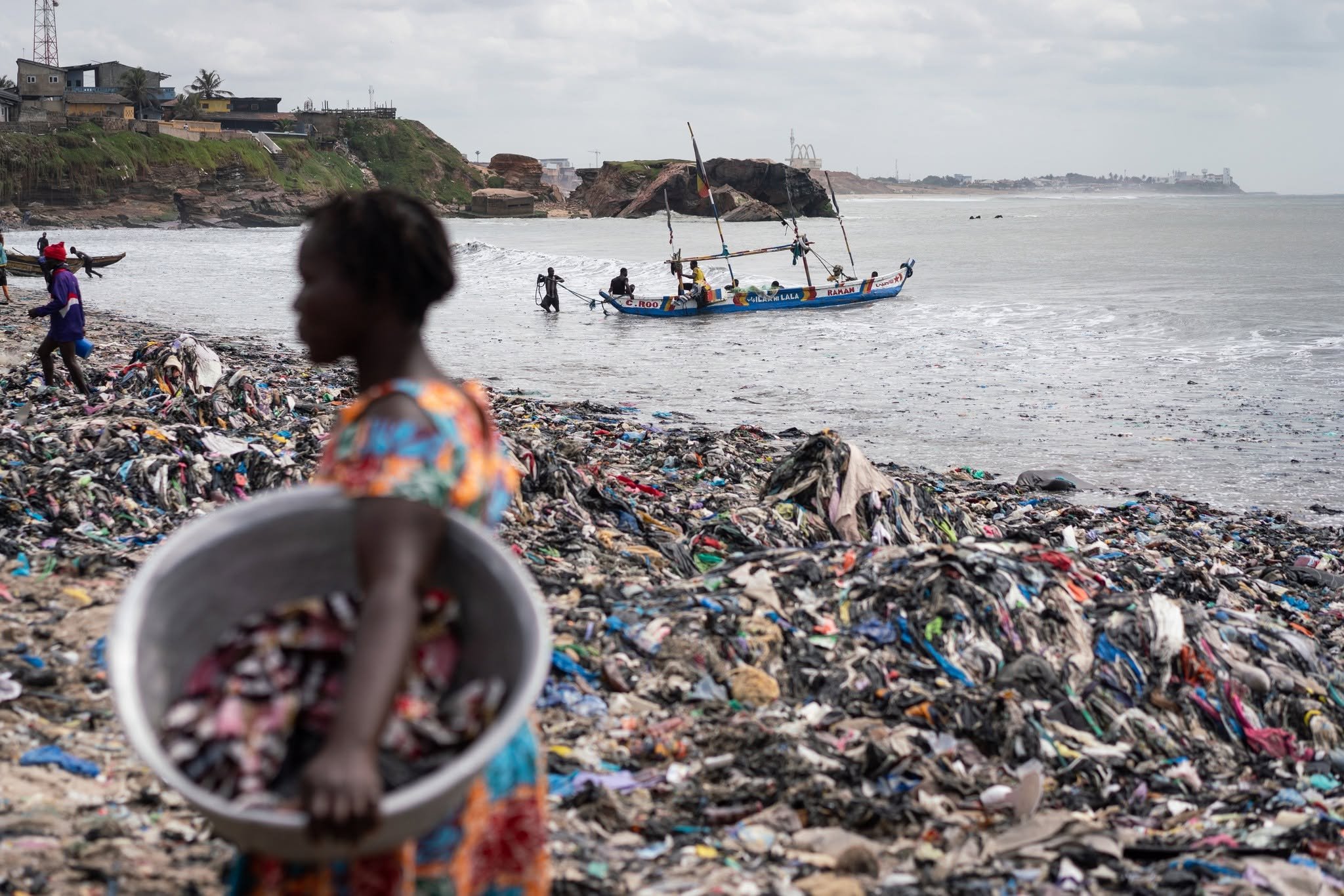 Cada semana, cientos de miles de prendas desechadas llegan a Ghana, donde muchas terminan acumulándose en playas y vertederos, convirtiéndose en una grave fuente de contaminación.
