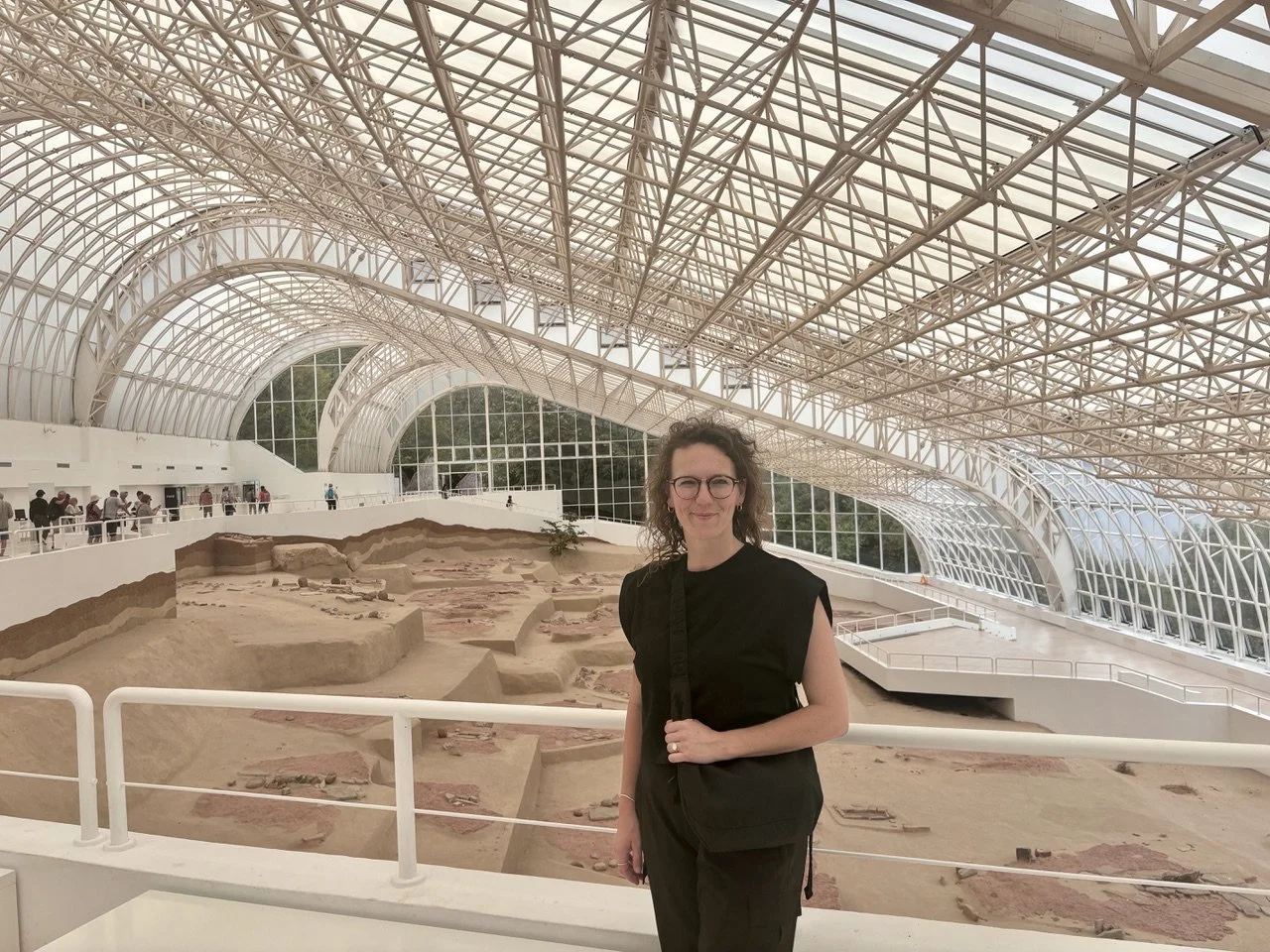 La arqueóloga Sabina Cveček posa en el yacimiento neolítico de Lepenski Vir (Serbia), uno de los enclaves prehistóricos más importantes de Europa.