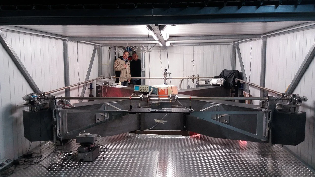 El giroscopio láser GINGERino, instalado en un laboratorio subterráneo en Italia, consta de un circuito cuadrado de 3,6 metros de lado y permite medir rotaciones extremadamente pequeñas.