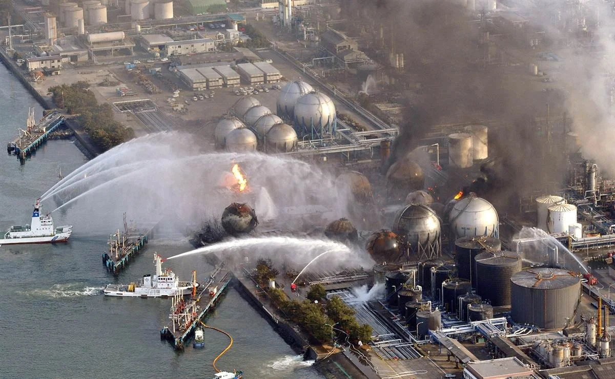 Vista aérea de la central nuclear de Fukushima Daiichi tras el terremoto y el tsunami de marzo de 2011 en Japón. Las explosiones de hidrógeno y los incendios liberaron material radiactivo al entorno.