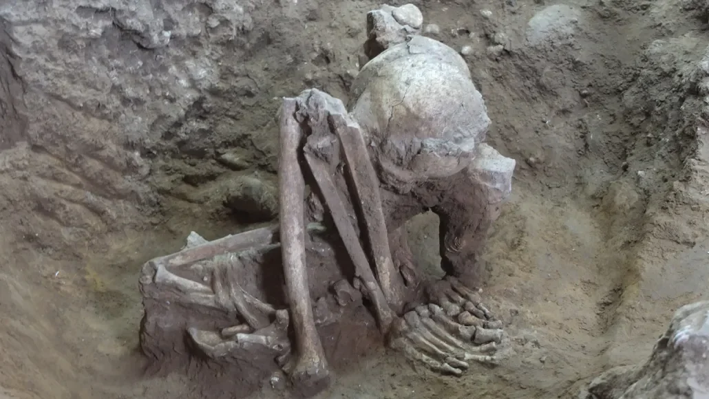 Esqueletos en cuclillas y fuertemente encogidos hallados en el sur de China y el Sudeste Asiático, como estos restos de más de 9.000 años de antigüedad, muestran las huellas de la forma más antigua de momificación conocida.