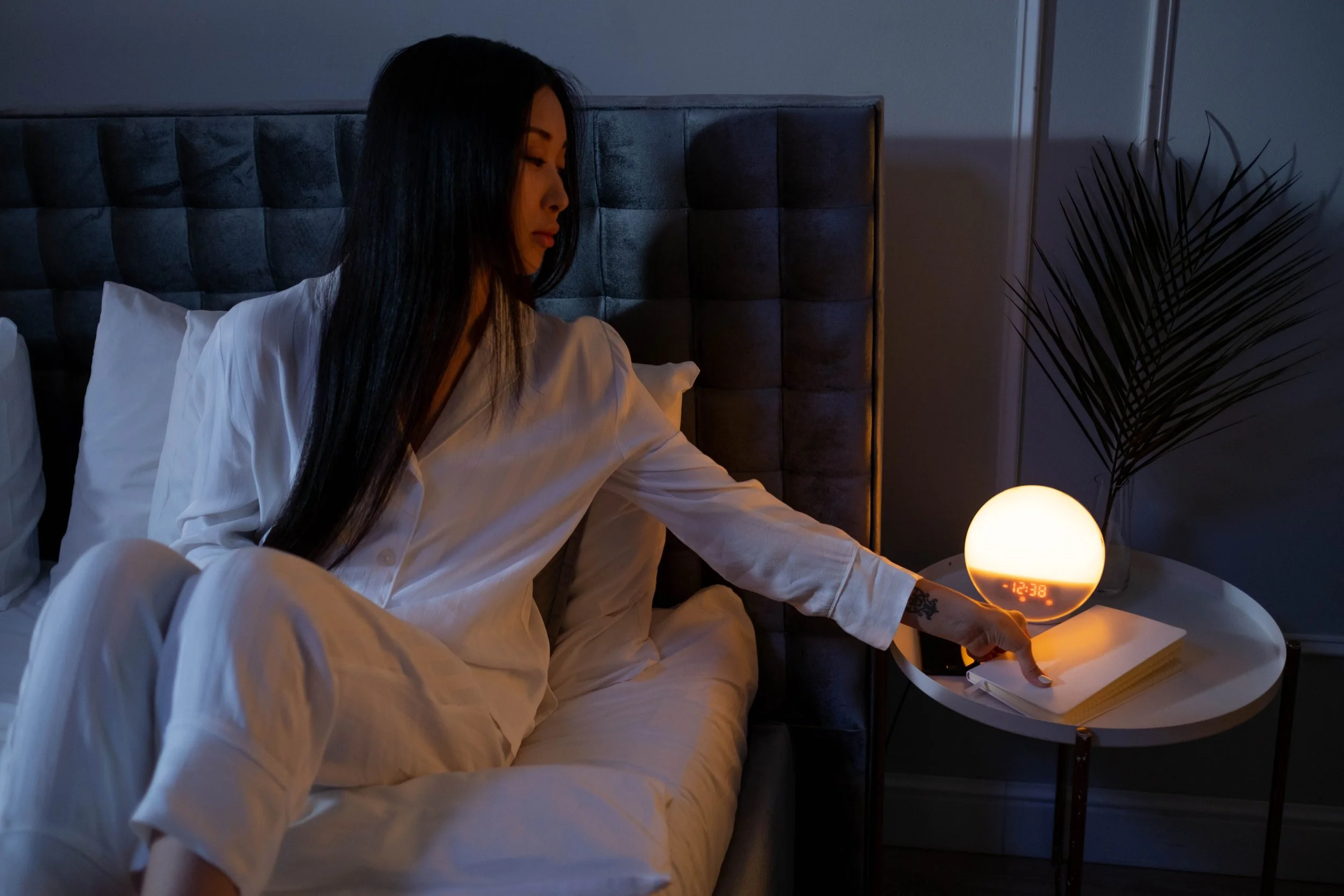 La luz artificial durante las horas de descanso puede alterar el reloj biológico y se asocia con cambios silenciosos en la estructura y el funcionamiento del corazón.