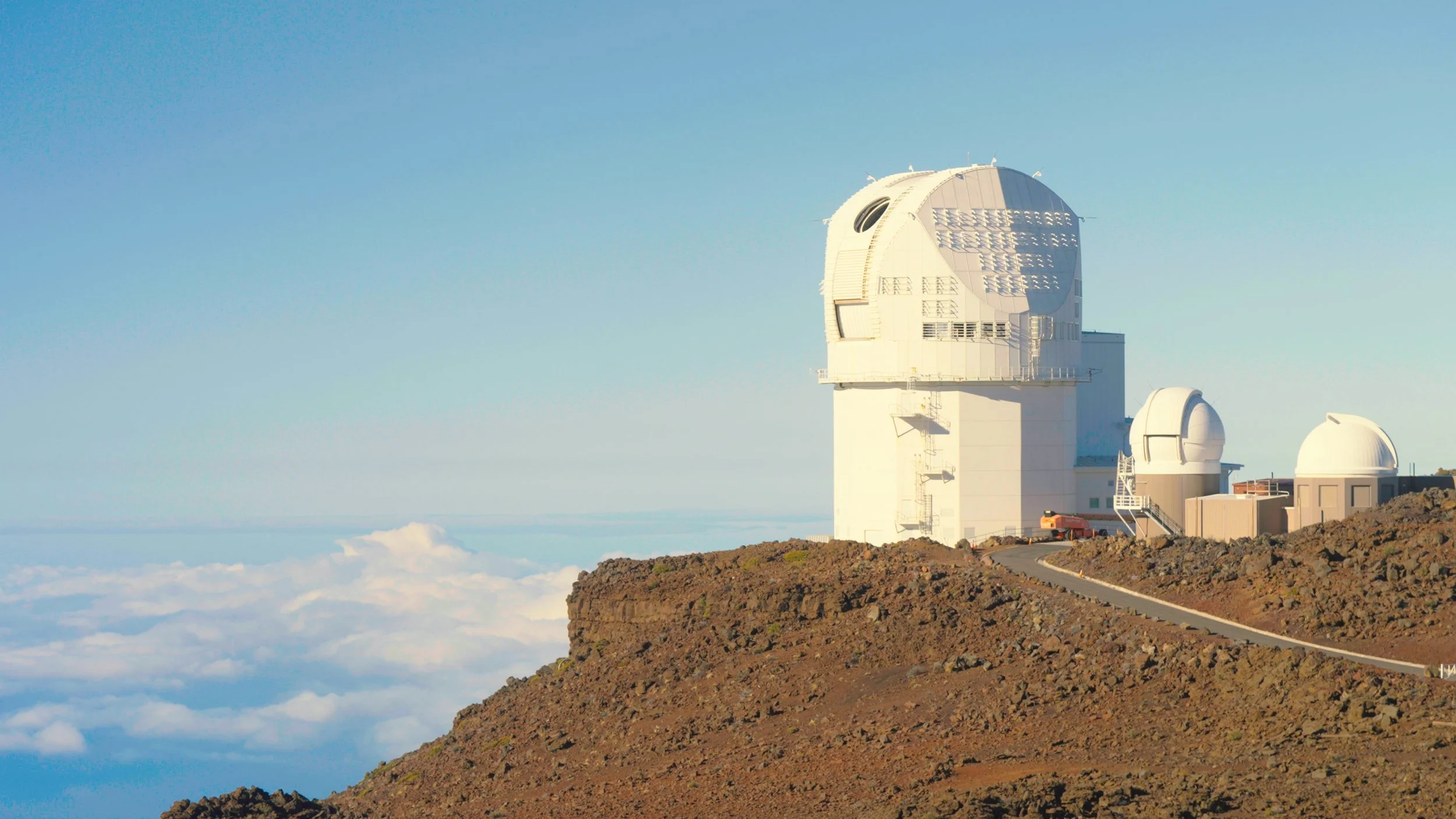 El telescopio solar Daniel K. Inouye, situado a 3.000 metros de altitud en el volcán Haleakalā (Maui, Hawái), es el mayor telescopio solar del mundo.