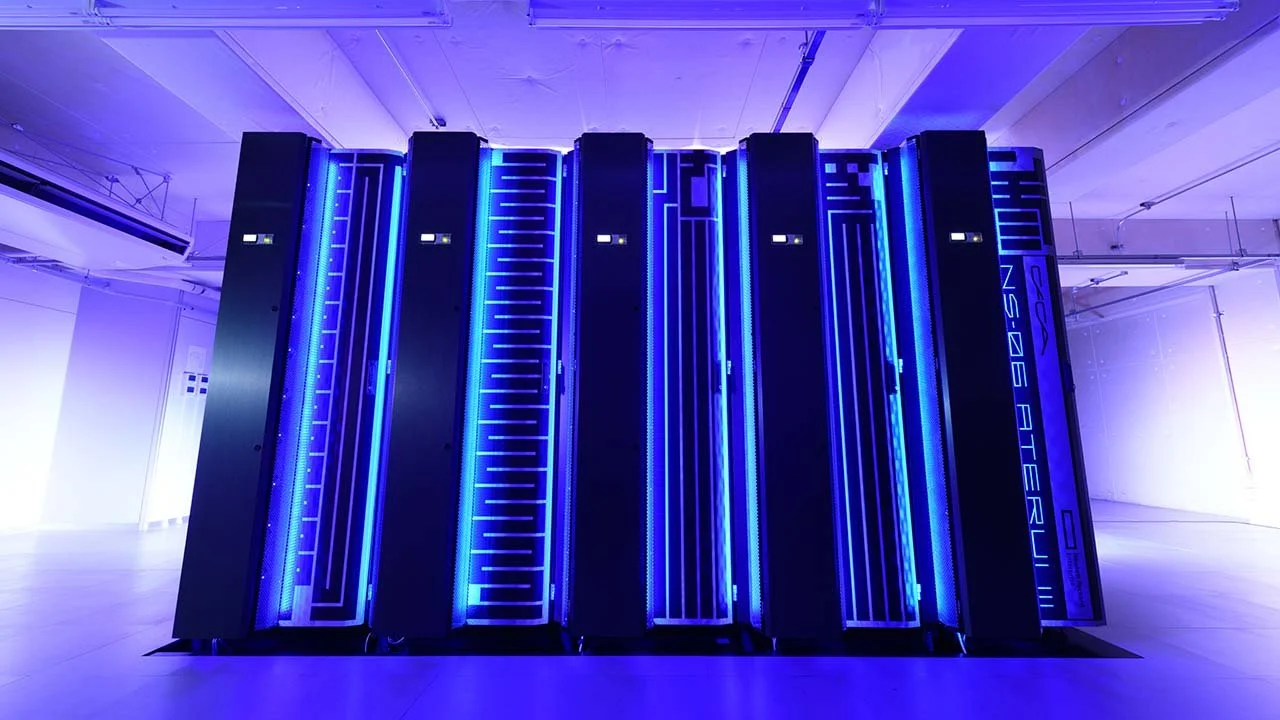 ATERUI III, el superordenador de 1,99 petaflops que permitió simular desde la formación de los agujeros negros ocultos en los pequeños puntos rojos.