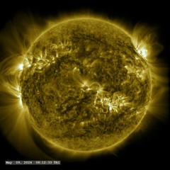 Imagen del Solar Dynamics Observatory (SDO), un satélite de la NASA situado en órbita geoestacionaria, que observa el Sol de forma continua en longitudes de onda ultravioleta inaccesibles desde la superficie terrestre.
