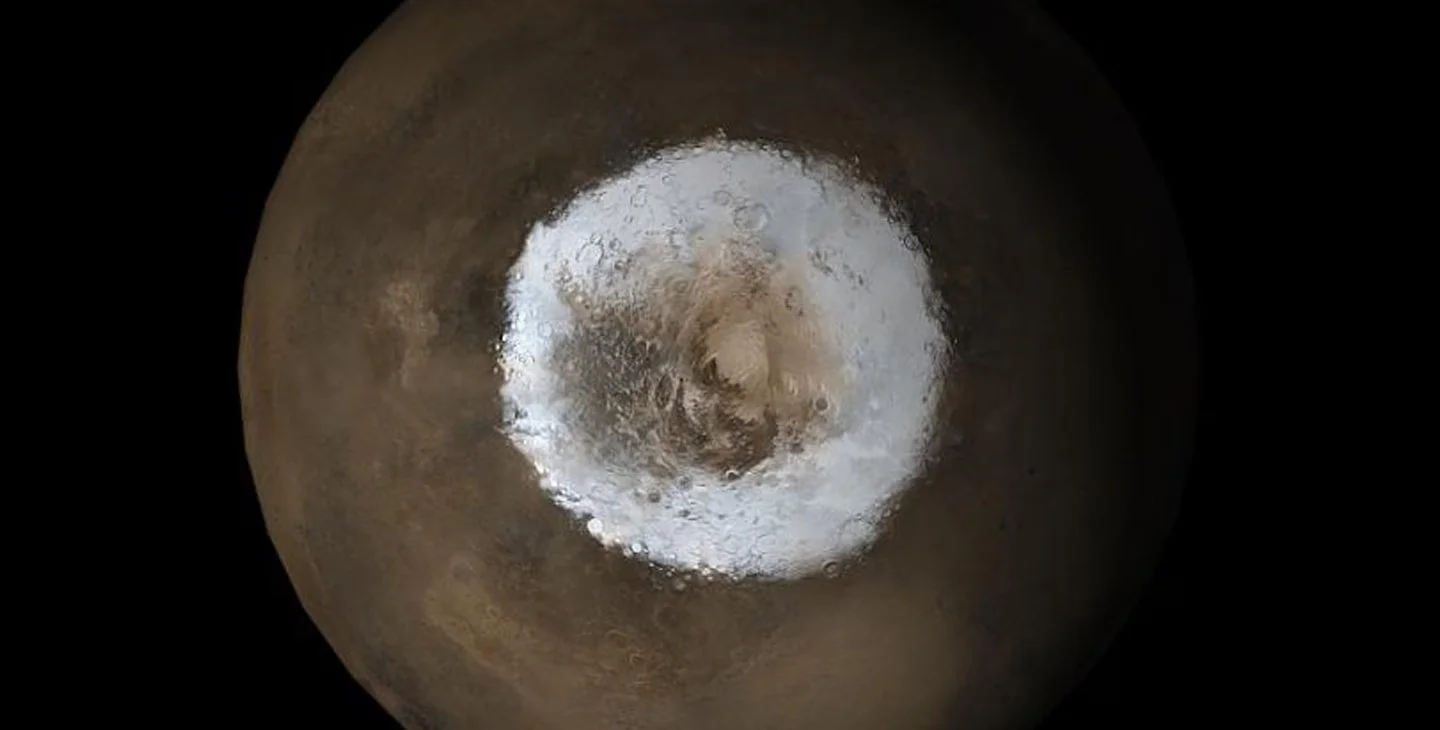 El casquete helado del polo sur de Marte, visto desde el espacio. Bajo las tierras altas del hemisferio austral, los investigadores han inferido una enorme anomalía térmica: su manto podría estar entre 200 ºC y 400 °C más caliente que el del norte.