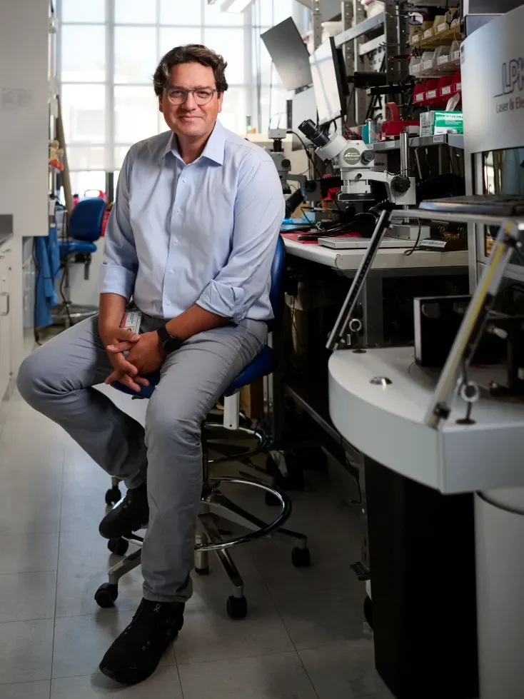 Giovanni Traverso, profesor de Ingeniería Mecánica del MIT y gastroenterólogo del Brigham and Women’s Hospital, dirige la investigación que ha permitido desarrollar el robot BIOSENTER