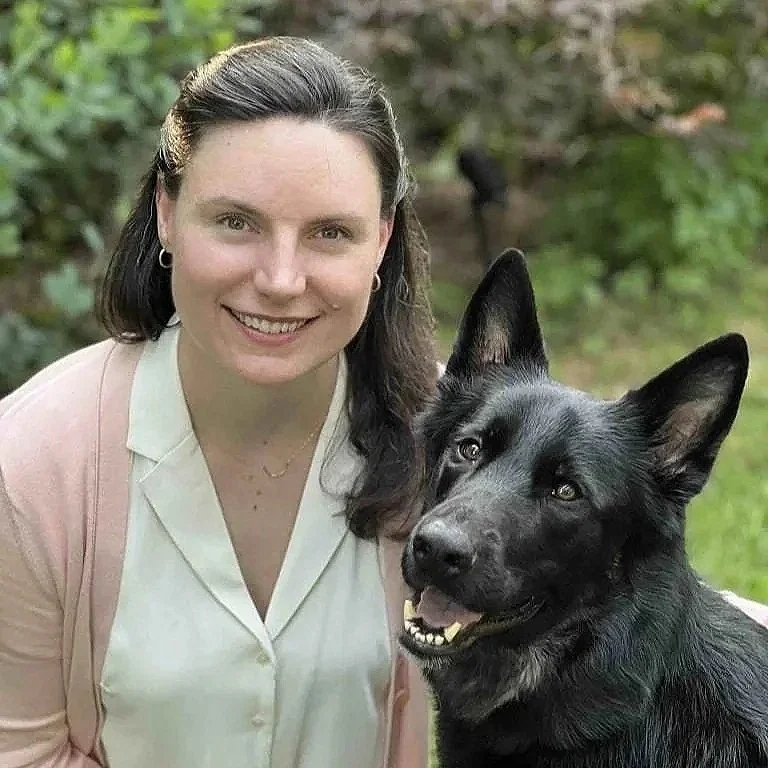 Jacquelyn M. Evans, investigadora principal del estudio y profesora adjunta del Baker Institute for Animal Health de la Universidad Cornell, junto a su pastor alemán, Captain.