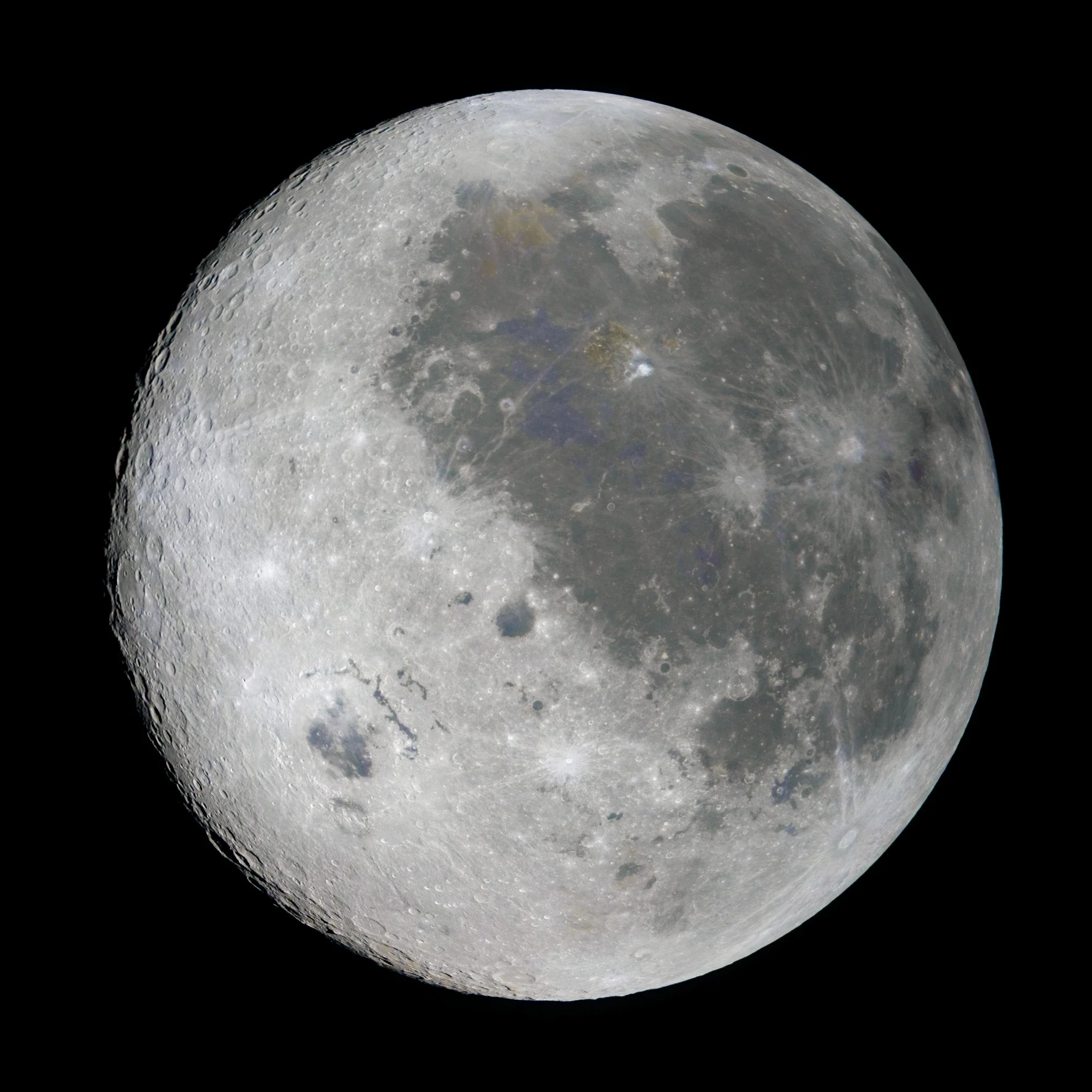 La Luna, captada por la tripulación de Artemis II durante su sobrevuelo: en su superficie se esconden cráteres en sombra permanente del polo sur donde, según un nuevo estudio, podría haberse acumulado hielo durante miles de millones de años.