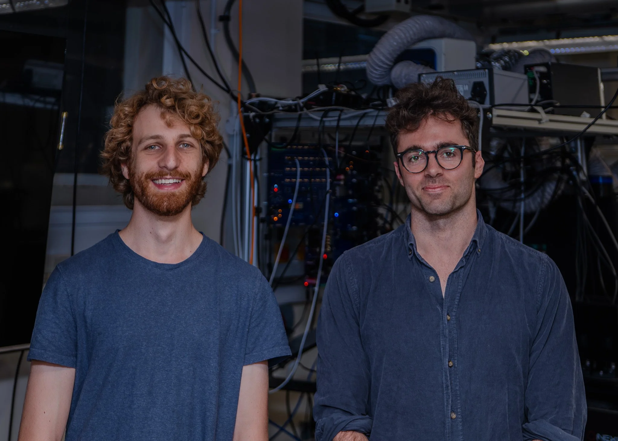 Gabriel Abrahams (izquierda) y Harrison Steel, investigadores de la Universidad de Oxford y autores de un estudio publicado en Nature que demuestra que es posible diseñar proteínas con comportamiento cuántico dentro de células vivas.