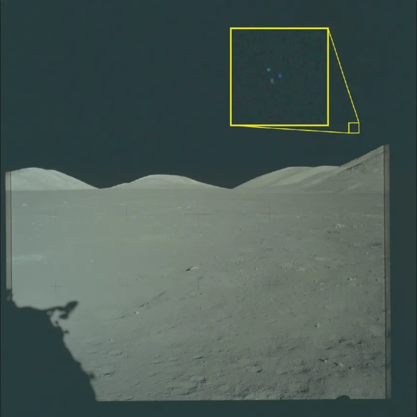 Imagen de archivo de la misión Apollo 17 a la Luna. El recuadro amarillo amplía una zona de la fotografía original en la que se observan tres luces sobre la superficie lunar.