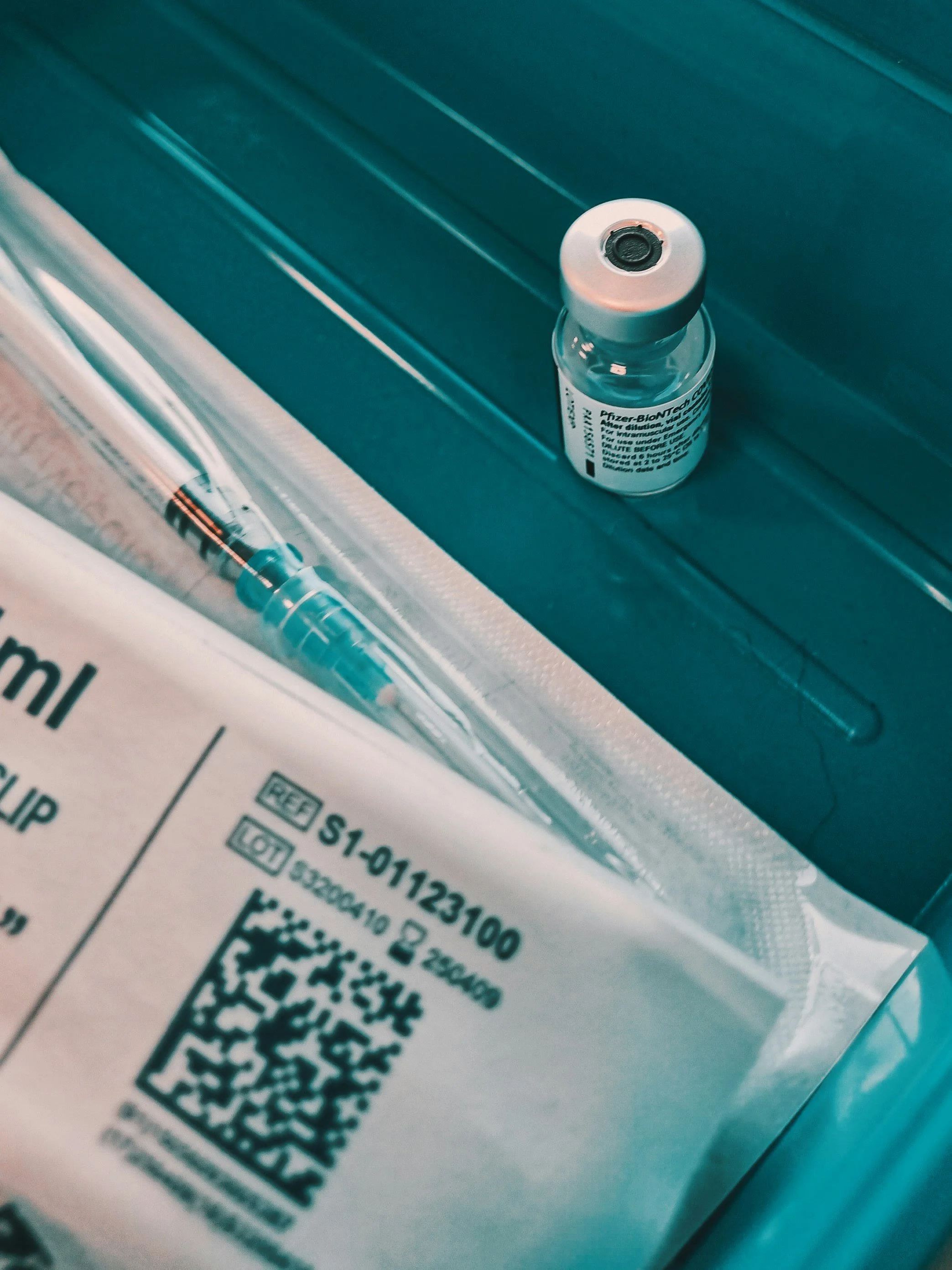 Vial y jeringuilla para administrar la vacuna de Pfizer-BioNTech contra la covid-19. El estudio analizó cómo la huella inmunitaria previa puede influir en la intensidad de la respuesta a la vacunación