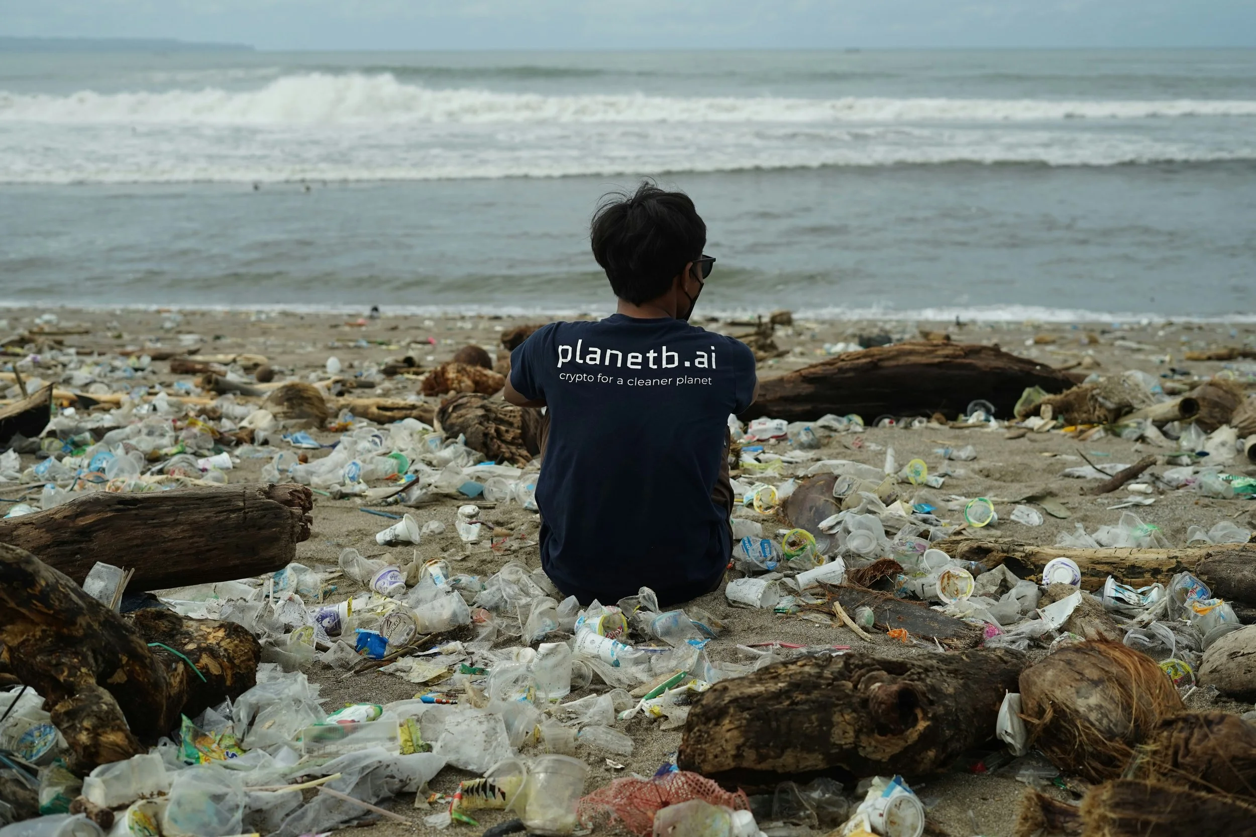 Aproximadamente el 85% de la basura marina procedente de fuentes terrestres es plástico, lo que constituye un riesgo para la vida marina y la salud humana a través de la cadena alimentaria.