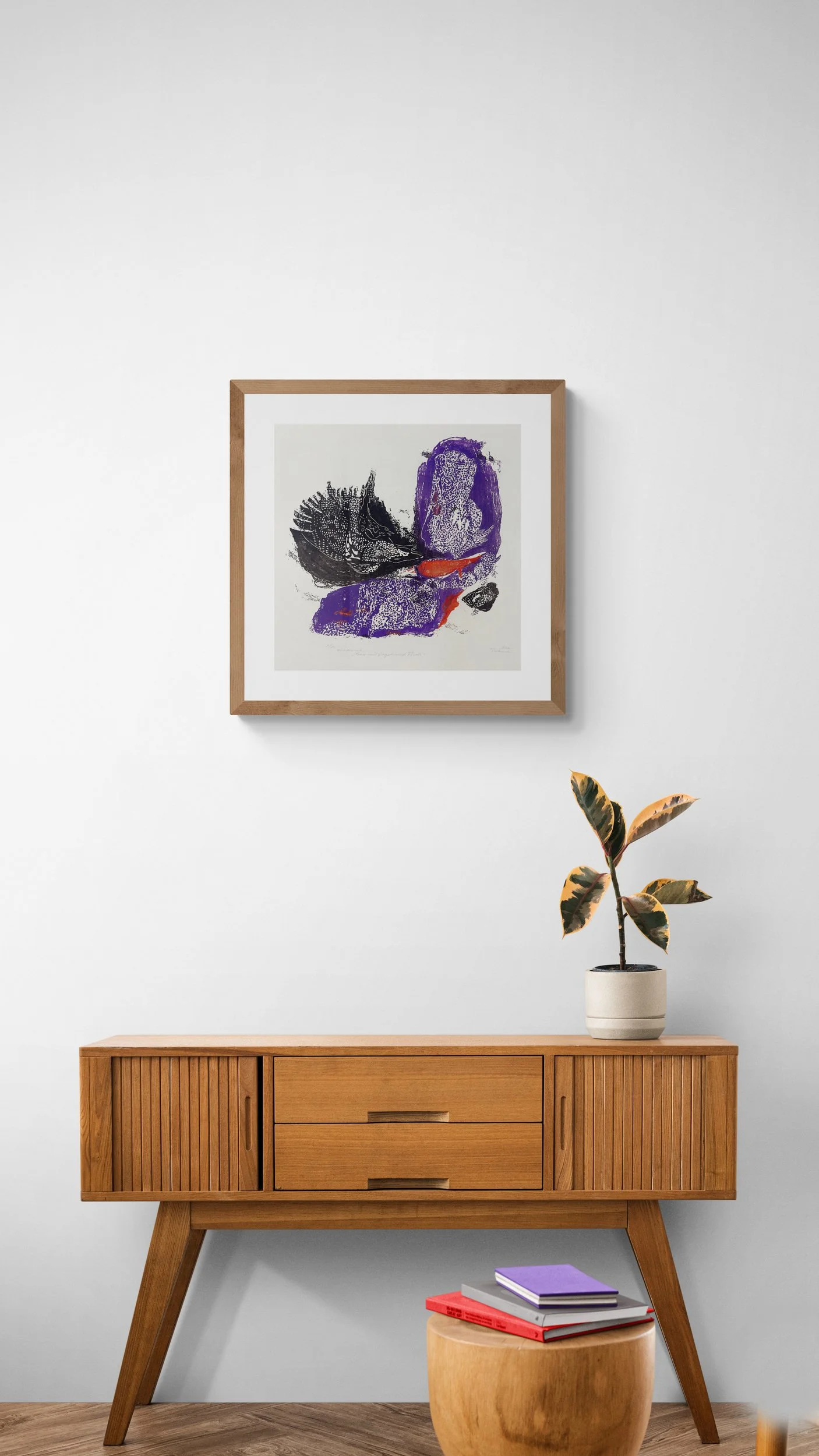 TSCH60_10_Frau mit Vogel und Fisch_wooden-side-cabinet-with-houseplant.jpg