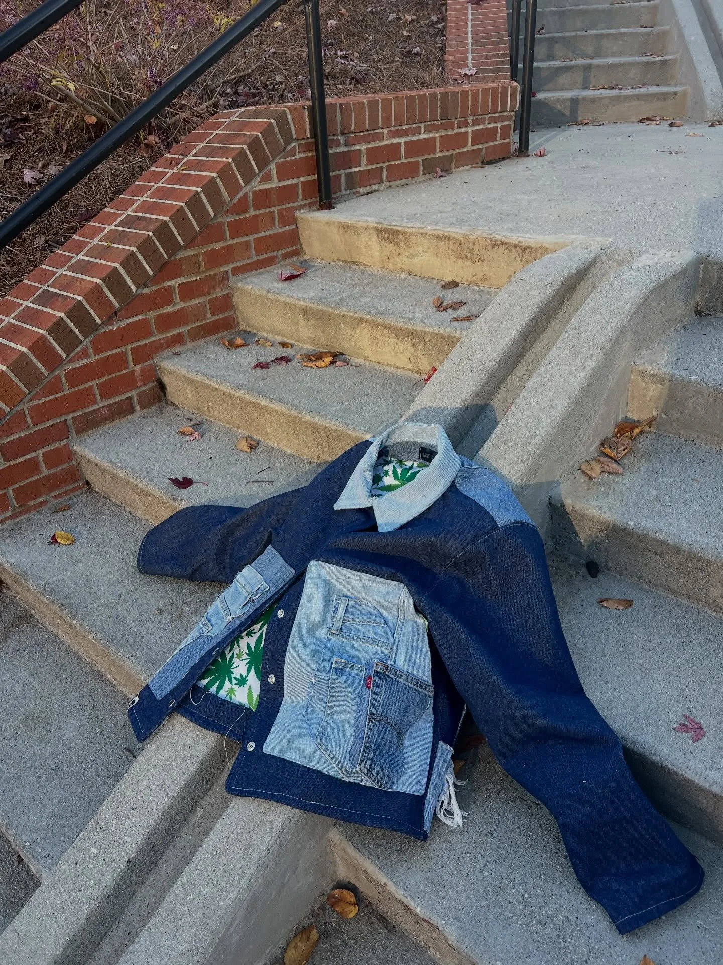 Cartoons, chaos, cut seams, contradictions.
A jacket that lives between nostalgia and rebellion. 👽☄️
#denim #slowfashion #wearableart