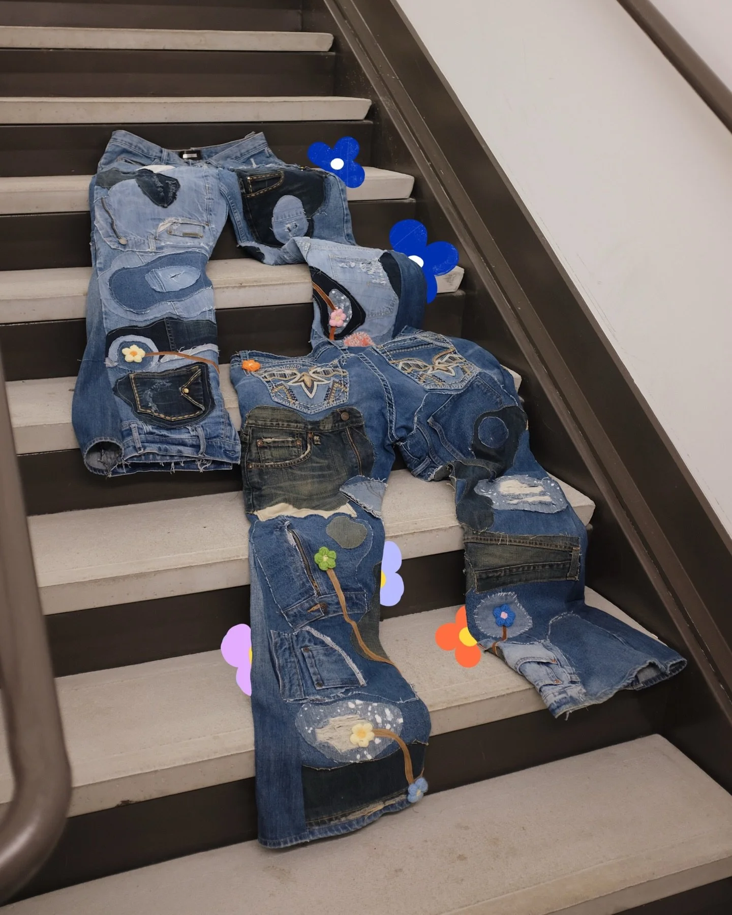 Flowers bloom from broken pieces 💫🌱🌻 
Hand crafted 4D denim ft flowers as a reminder that growth comes from fragments.
Created for a shoot with @real.artistry.dreams for their Eureka hoodie drop!🖌️🫟🎨☁️