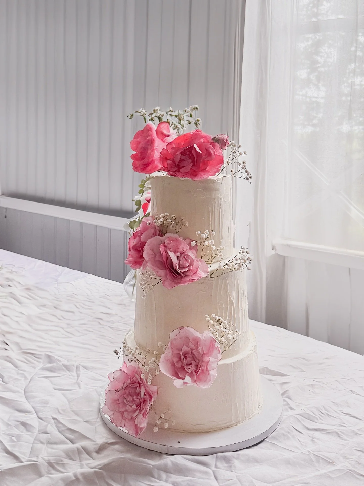 I got the honor of starting my wedding season with handcrafting pionies for this beautiful wedding cake. 🌸

Thank you and congratulations H&amp;O 🩷

fully vegan 

#weddingcake #h&auml;&auml;kakku #h&auml;&auml;t2025 #h&auml;&auml;t2026 #vegaaninen 