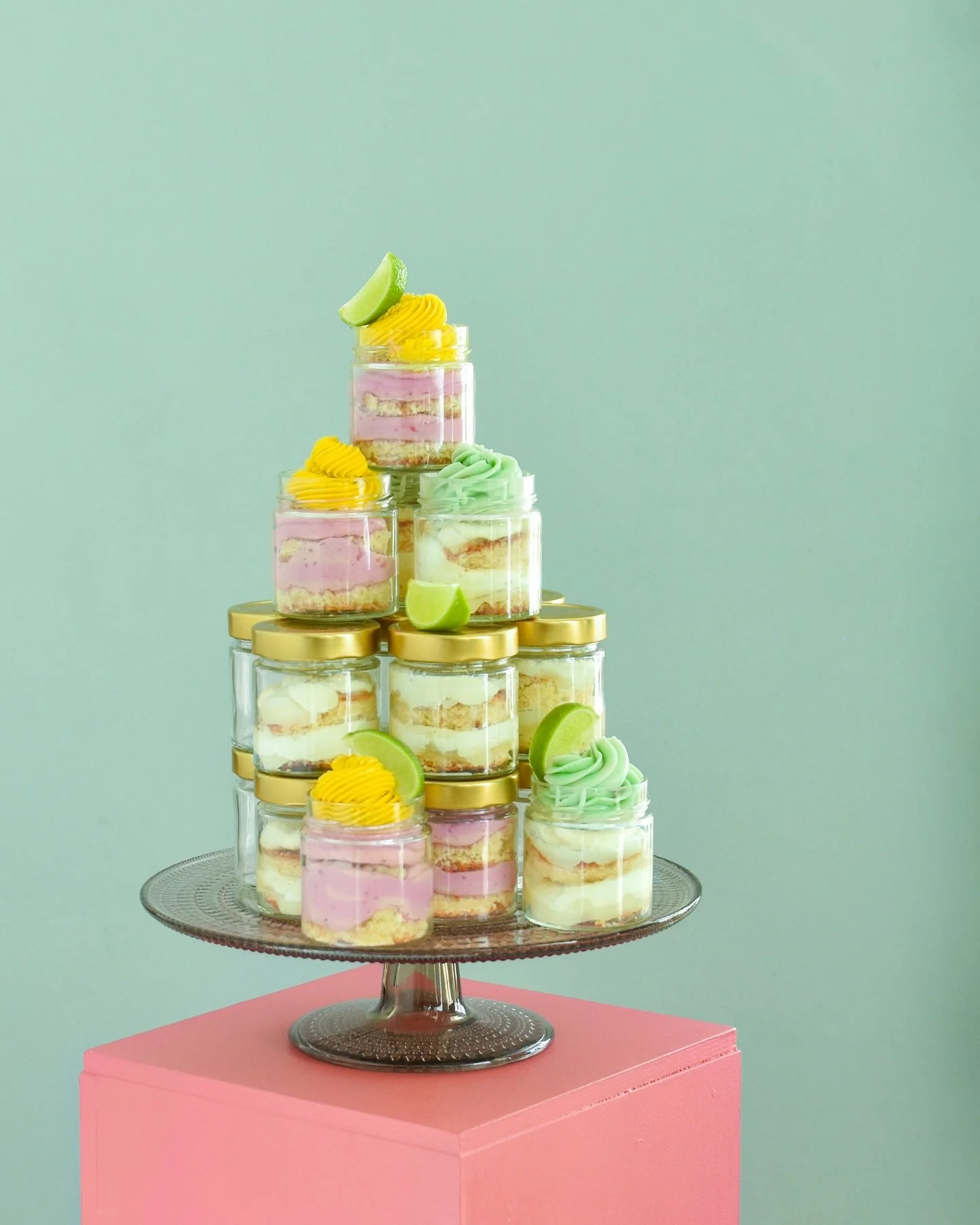 🎈 WAPPU 2025 🎈
T&auml;m&auml;n vuoden vappu-kampanjassa on myynniss&auml; herkullisia kakkupurkkeja kahdessa maussa! Kakkupurkit sopivat erinomaisesti vappuaaton tai vappup&auml;iv&auml;n juhlintaan vietit sit&auml; sitten kotona, yst&auml;vien luo