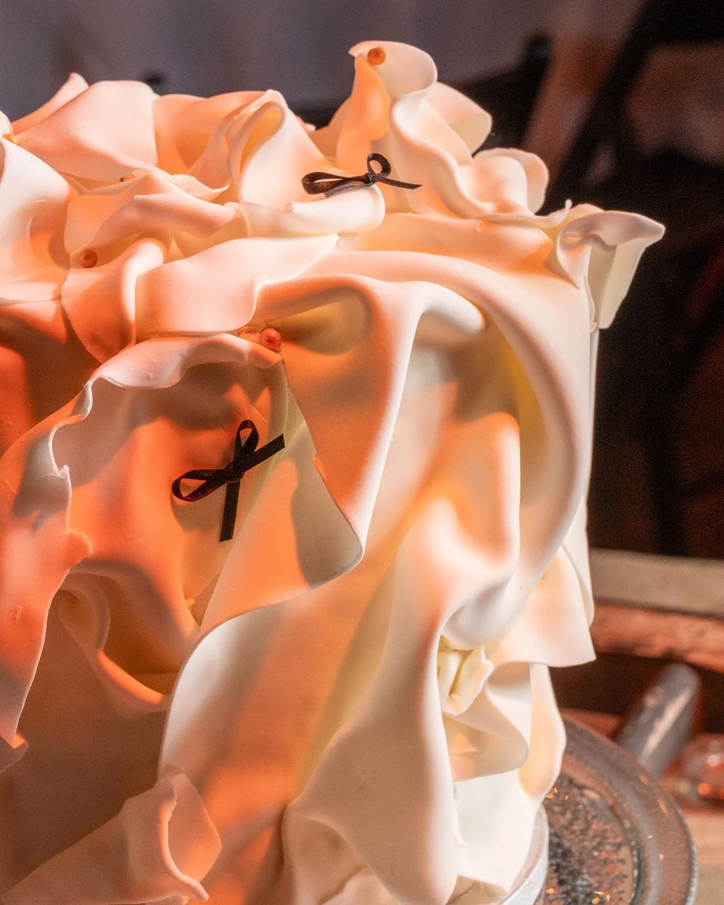 ruffles in close up 〰️

photo by @ncisuals 

#taidekakku #artcake #makusta #h&auml;&auml;kakku #h&auml;&auml;t2025 #h&auml;&auml;t2026 #naimisiin #tilauskakku #makusta