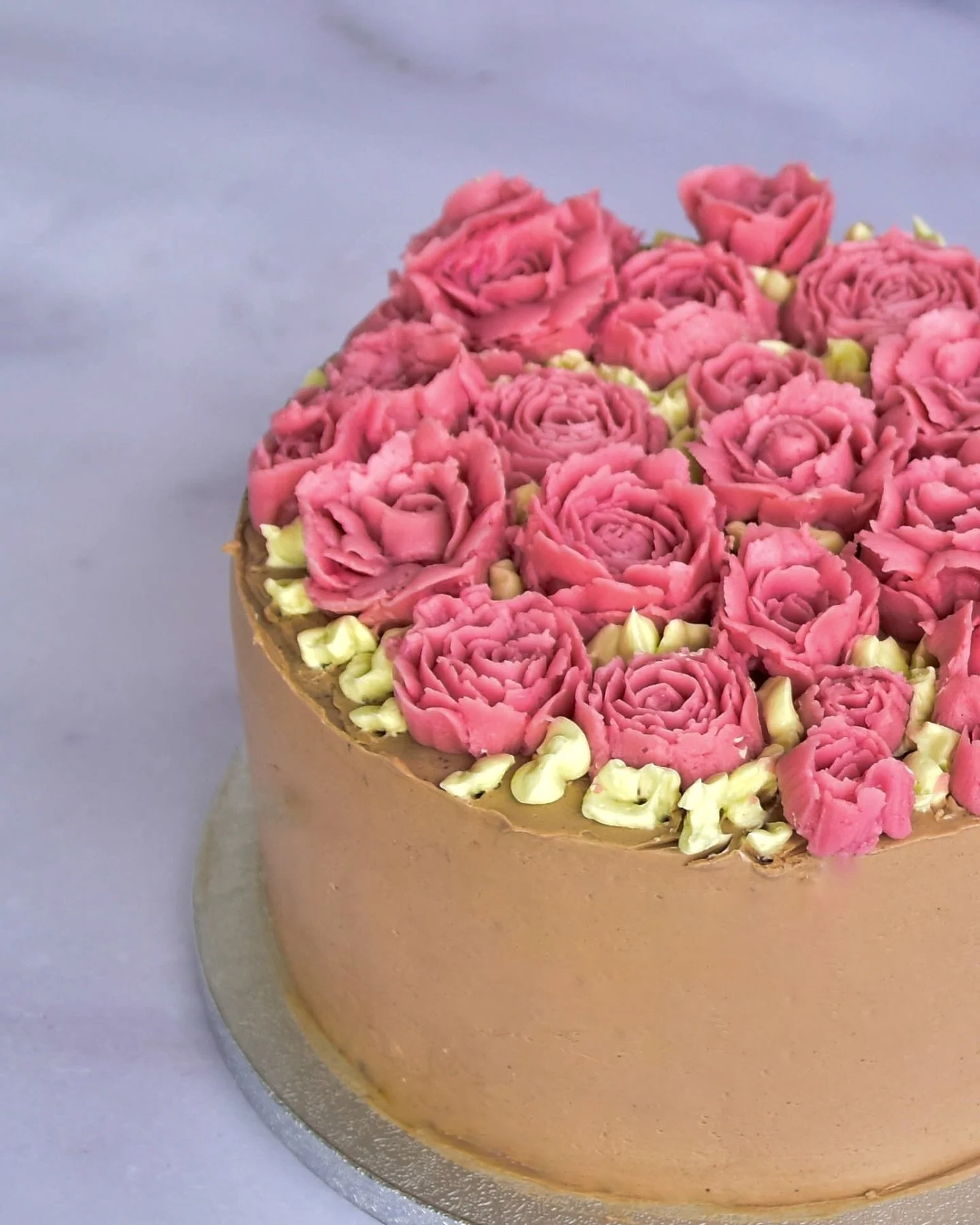 Flower bouquet 💐

&mdash;&mdash;

@emmaivane / @emmaivaneacademy ohjeella upeat ruusupursotukset 🩷

#kustomoitukakku #cakeart #customcake #juhlakakku #tilauskakkuhelsinki #vegaaninen #kukkakakku #kakku #makusta