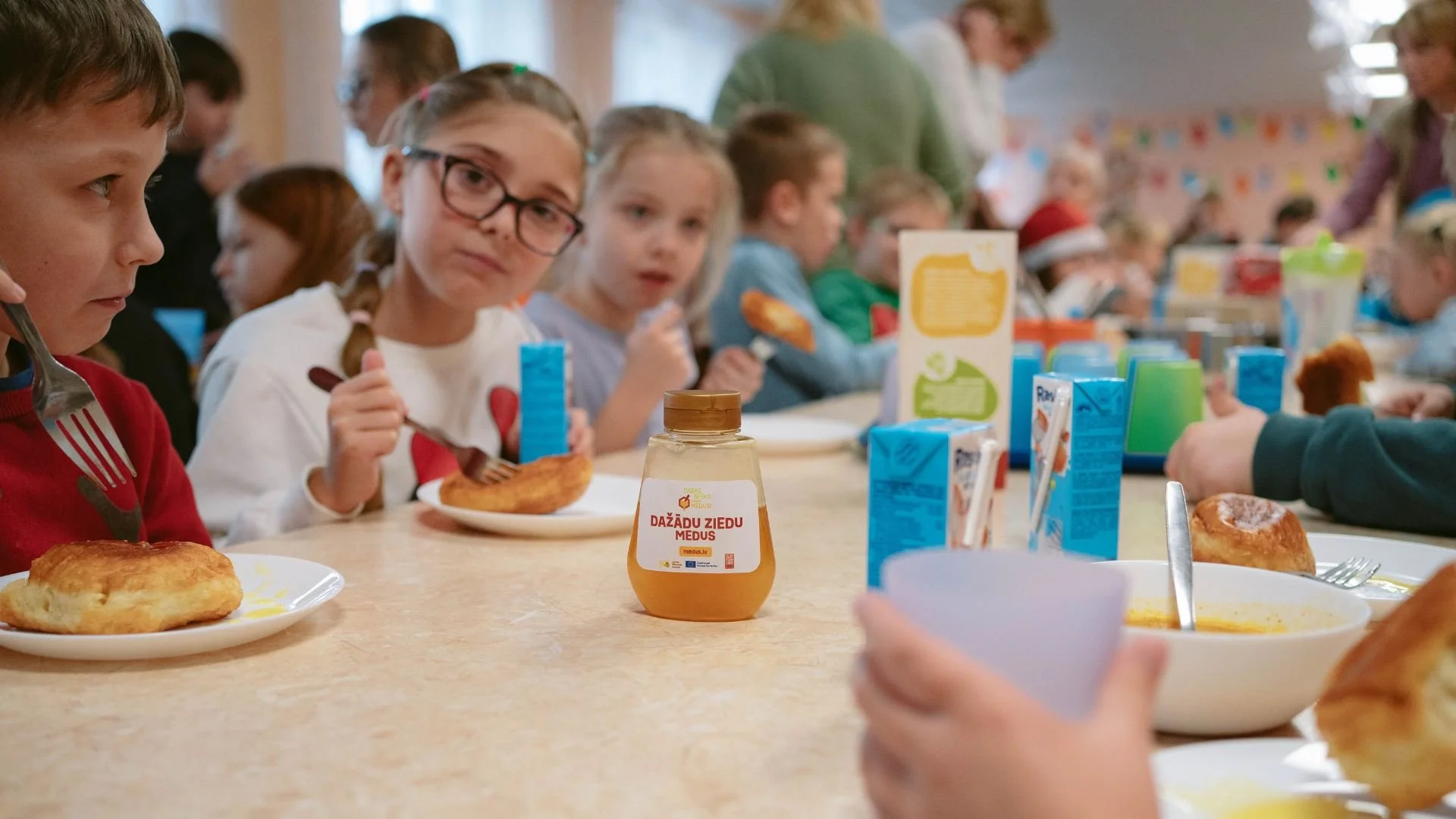 Latvijas medus nonāks skolās: paplašināta programma “Piens un augļi skolai”