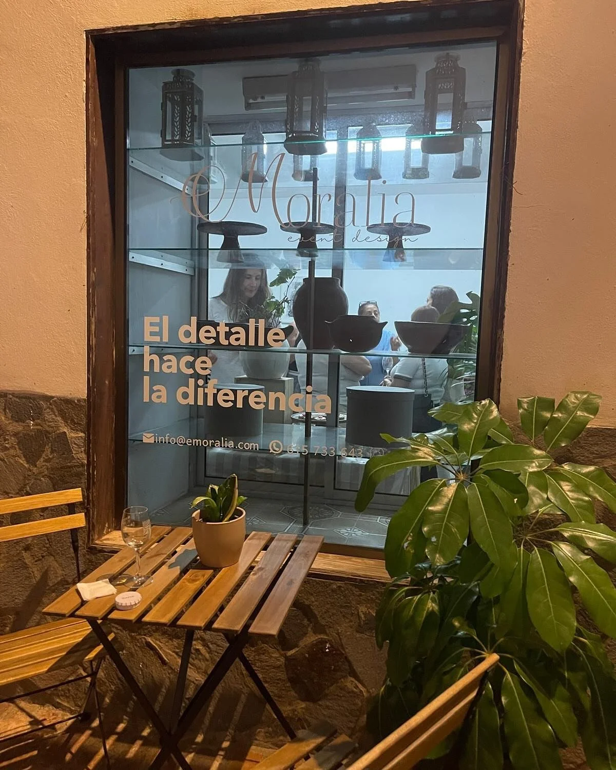 Algunos de los momentos vividos ayer tarde en Vallehermoso.
Las imágenes hablan por si solas. 
Ambiente familiar y acogedor, también muy emotivo pues el evento se celebró en la antigua tienda de mi madre, que hoy es @moraliae y c