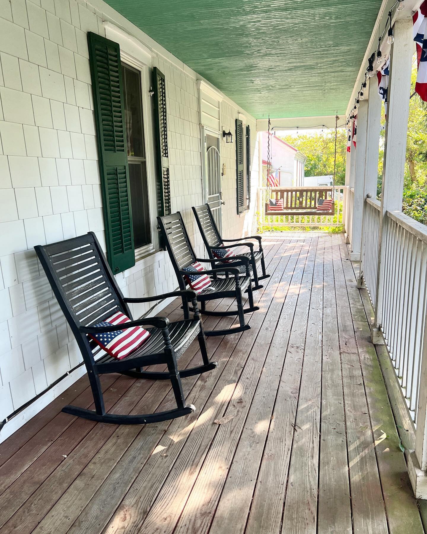 Ohhhh, I love a good front porch rocker. Now there&rsquo;s five rockers and one TDF front porch swing to make all your front porch coffee or wine drinking dreams come true. 😍 #bellbrookoh #bellbrook #bellbrookoh #midtermrental #frontporchcoffee #wra