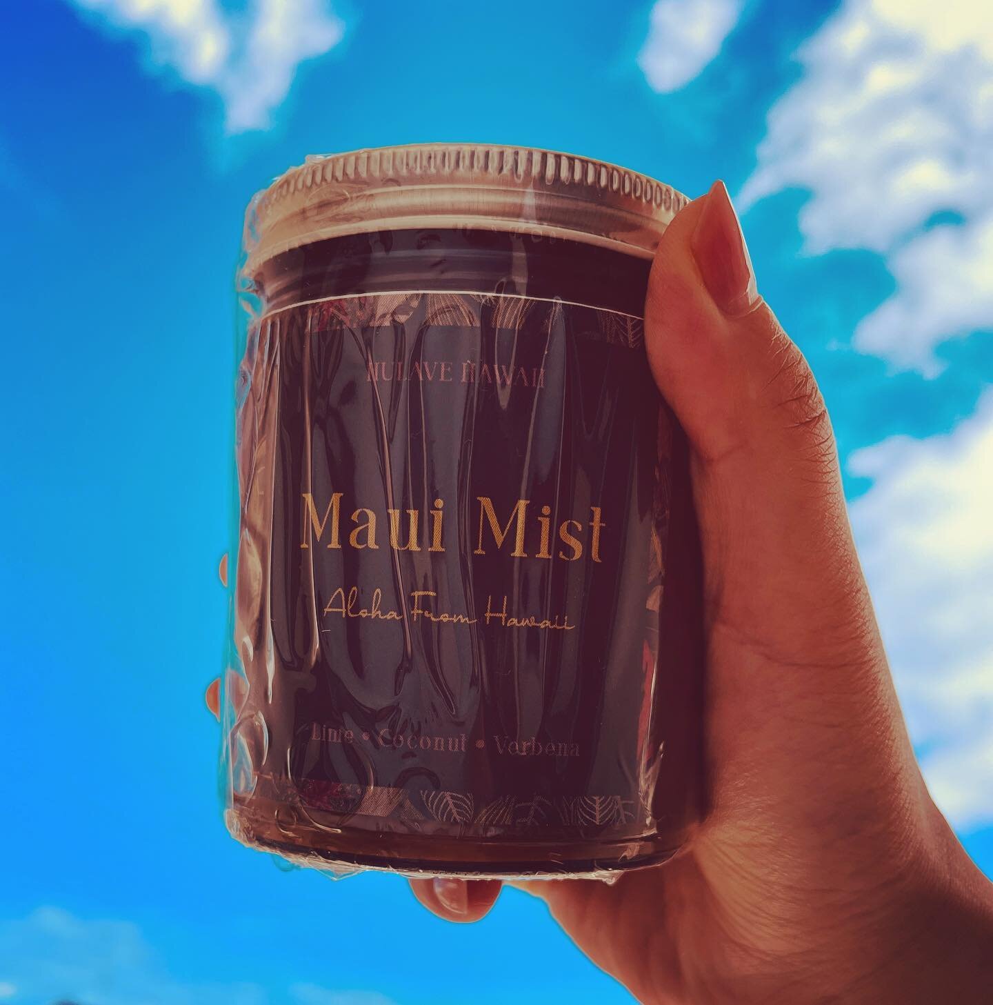 Embrace the captivating blend and let your senses embark on a blissful journey to the shores of Hawaii. 🌺🌴 #maui #mauimist #hulavehawaii #hulave #scentedcandles #soycandles #hawaiiancandles