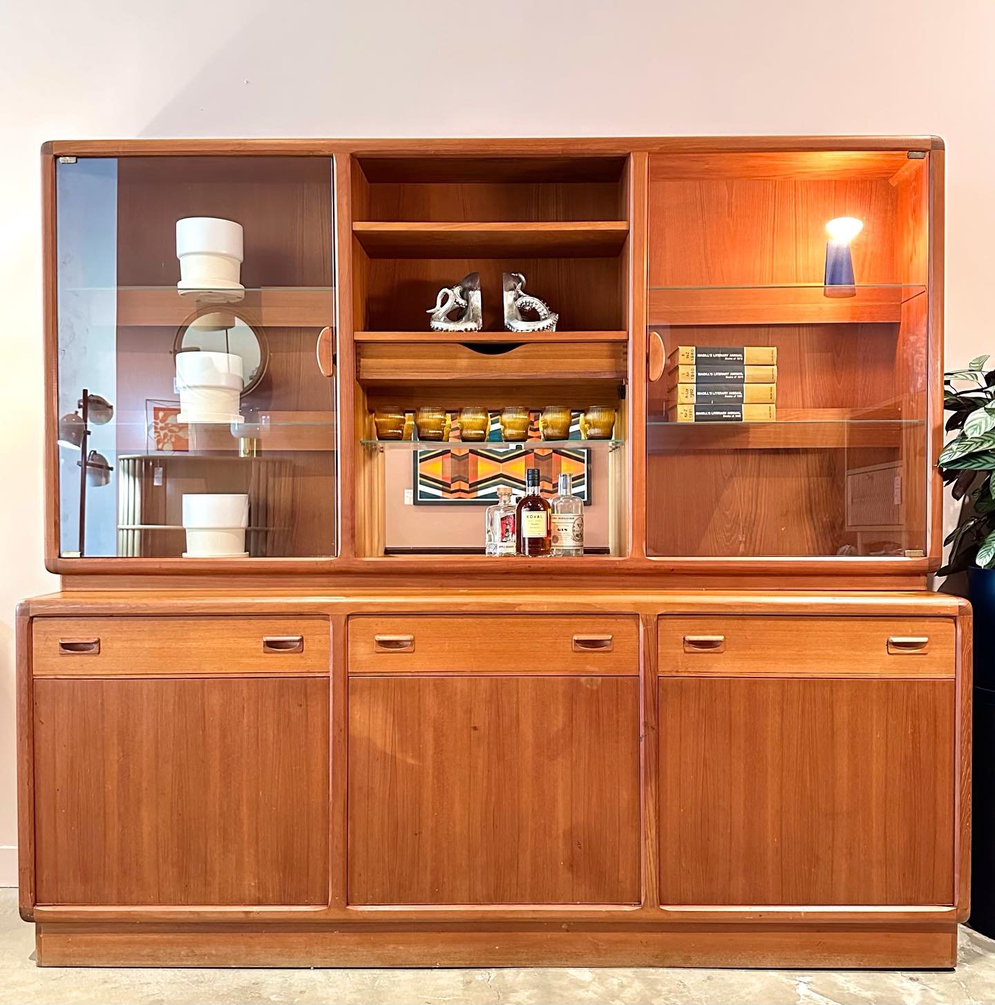 What a beauty!  This is a big one! A teak 2pc bar unit with tons of storage and display space.  Come in and check it out this weekend along with several other great vintage pieces we have in the shop!

Dimension - 83w 18d 75h

#districtchicago #shops