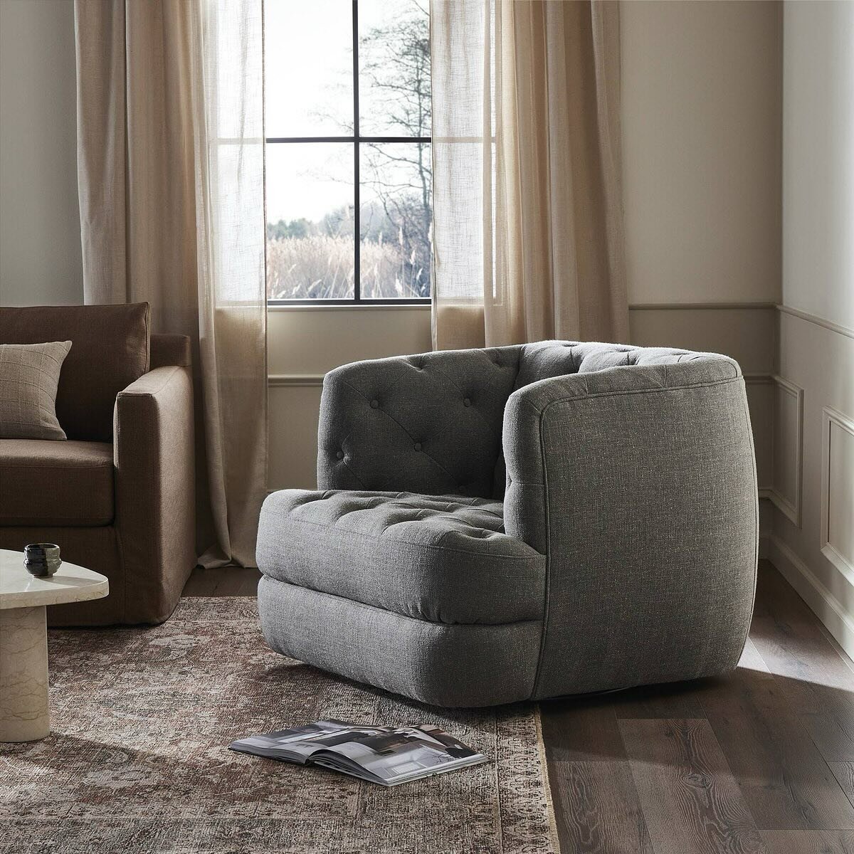 Y&rsquo;all know how much we love a good swivel. Well, this tufted cutie just arrived and is in store now. Swing by and give it a spin! W37.5 x D39 x H30

#districtchicago #fourhandsfurniture #swivelsarethebest #performancegradefabric #shoplocal