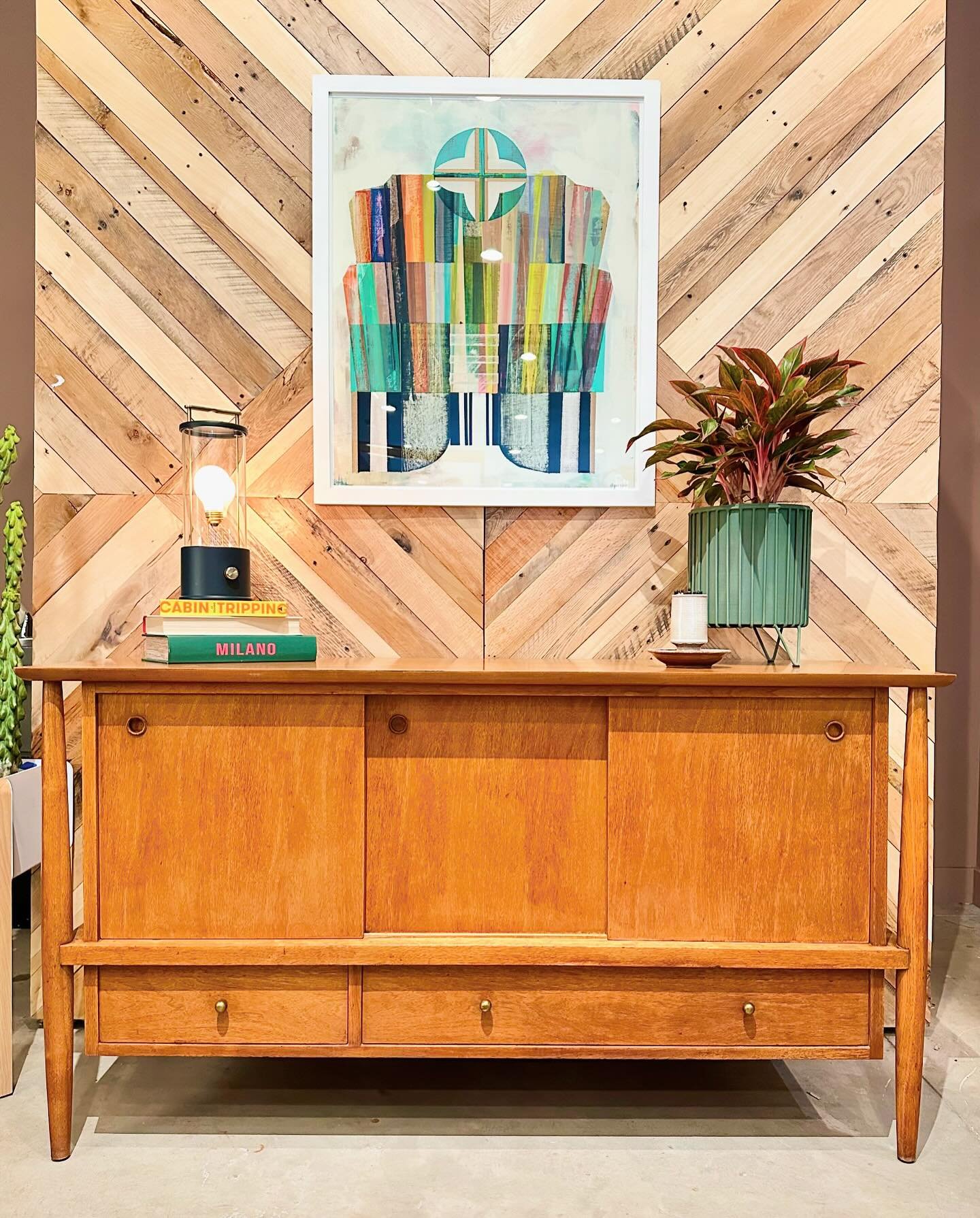 The weekend is here and the store is stocked for you! Stop by to see what&rsquo;s new! Saturday 10a-6p, Sunday 10a-5p

#districtchicago #midcenturyfurniture #freshenupyourspace #alysonkhan #shoplocal